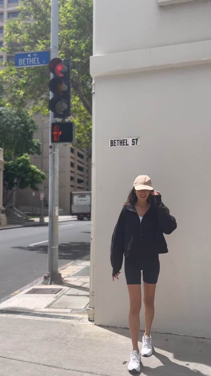 Mieのインスタグラム：「最近久々に会った2人くらいに背が伸びた？と聞かれて笑っちゃった🤣というか嬉しい🩵  子供たちが小さかった頃、抱っこの癖で肩が内側に入ってたんだけど、元あるべき場所に近づいてきてるし、マシーン使ったピラティスの動きのおかげで、かなり姿勢も改善されてる🩵  168cmもしかしたら169cm 52kg です🌿 1番痩せてた時は48kgだったんだけど周りからガリガリ！大丈夫？て心配されてた😝 決して痩せ型ではないんですが、今の感じちょうど良いので良しとしよう✊🏽  #運動 #ハワイ #ピラティス #hawaii #ハワイ生活 #健康生活 #ハワイ不動産」