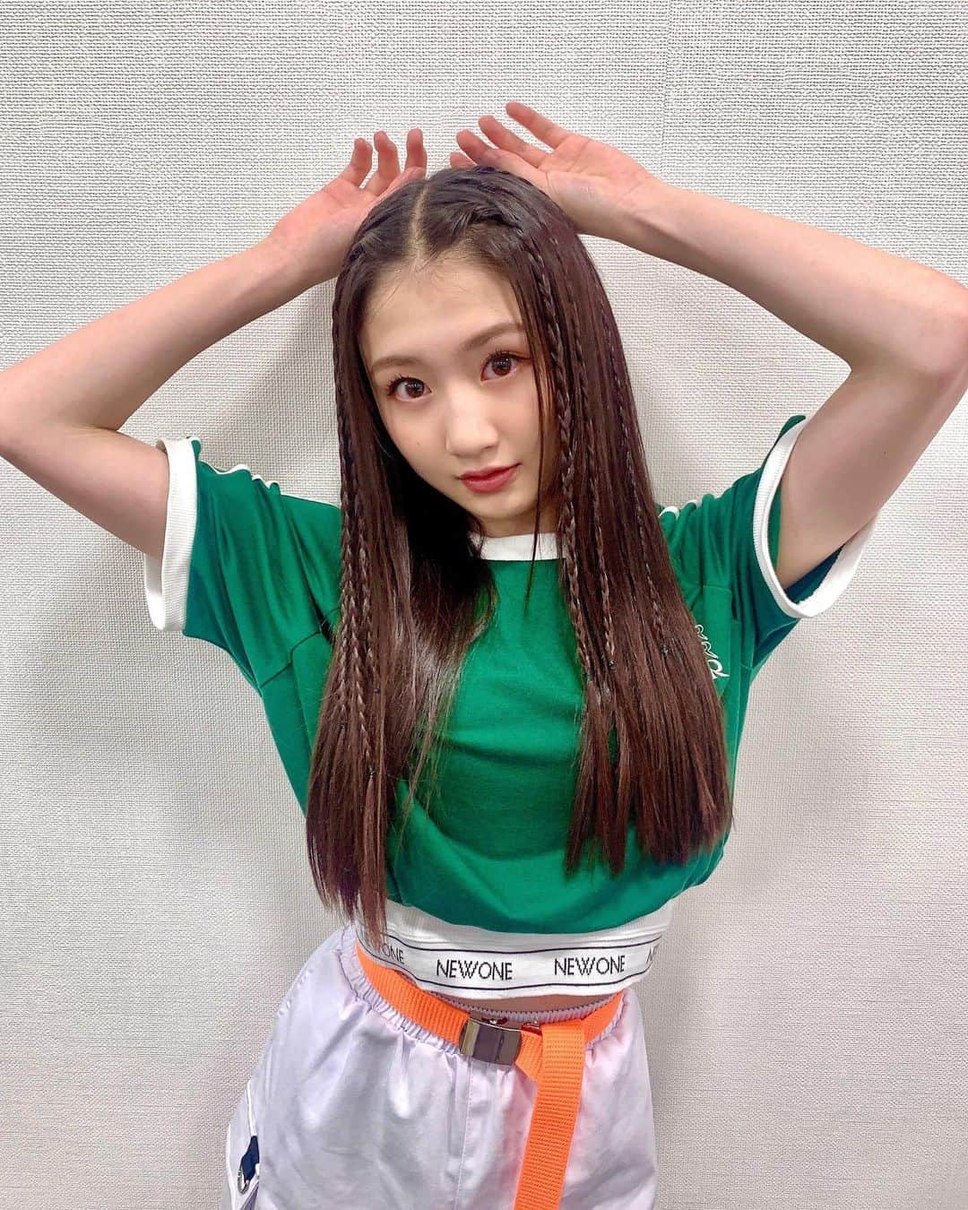 塩月希依音のインスタグラム：「😎🎶🎧💚  #fashion #ファッション#ストリート#ストリート系女子 #ストリート系ファッション #ストリートコーデ #カミオト#jk#ljk #05#05년생 #05line」