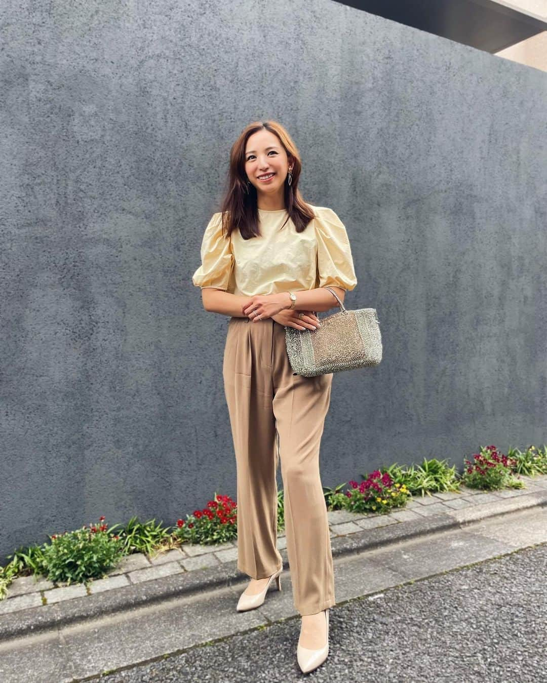 杉ありささんのインスタグラム写真 - (杉ありさInstagram)「. いつかの私服☺︎  tops #norc bottoms #newans  shoes #letalon bag #anteprima   白黒ネイビーが多かった近年に比べて、最近はめっきりベージュやブラウンベースのコーディネートが好きで🤎 柔らかく明るい気分♩  このtops他の色も買い足したいくらい見た目も機能的にも最高💛 パンツは今期一番のお気に入りでストックでもう一本同じものが欲しい… ちなみにこちらは2色買い😂 パンツって自分のドンピシャに出逢えることって実はなかなかないから出逢えると嬉しいですよねー💓」6月17日 16時21分 - itsmeariiisa