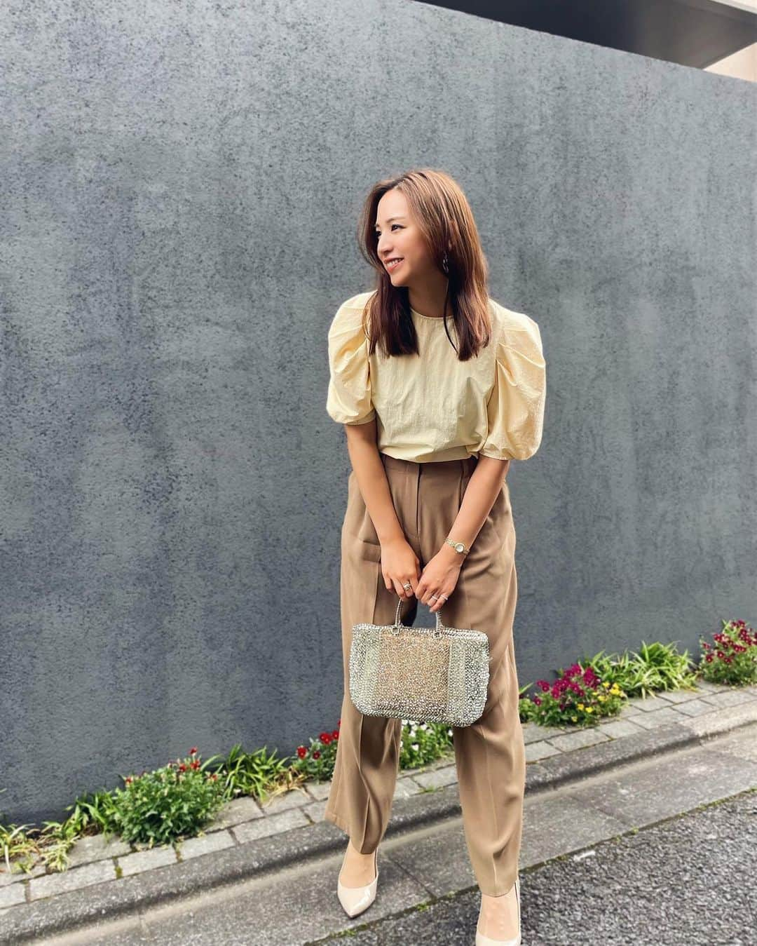 杉ありささんのインスタグラム写真 - (杉ありさInstagram)「. いつかの私服☺︎  tops #norc bottoms #newans  shoes #letalon bag #anteprima   白黒ネイビーが多かった近年に比べて、最近はめっきりベージュやブラウンベースのコーディネートが好きで🤎 柔らかく明るい気分♩  このtops他の色も買い足したいくらい見た目も機能的にも最高💛 パンツは今期一番のお気に入りでストックでもう一本同じものが欲しい… ちなみにこちらは2色買い😂 パンツって自分のドンピシャに出逢えることって実はなかなかないから出逢えると嬉しいですよねー💓」6月17日 16時21分 - itsmeariiisa