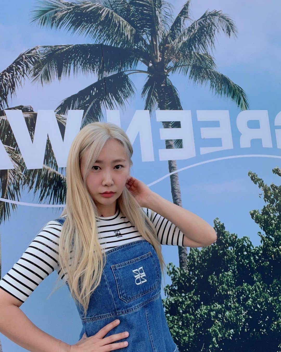 ジェアのインスタグラム：「나 멜방이 어울리네😆🍒데데는 역시 다잘해🤍🤍 @daze_dayz @innisfreeofficial」