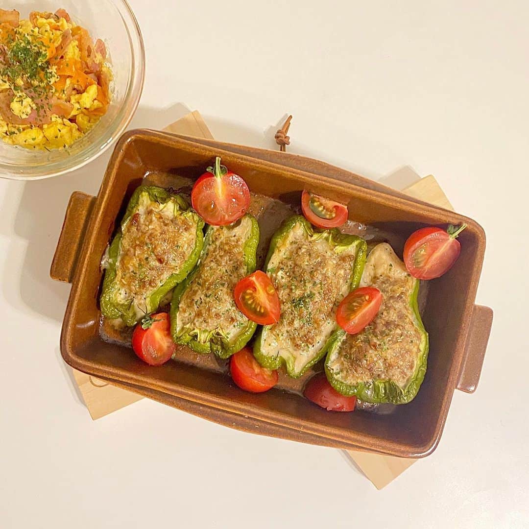 松崎莉沙さんのインスタグラム写真 - (松崎莉沙Instagram)「・ この前初めて オーブンでピーマンの肉詰めを作ってみました🫑  結果、 普段は独り言を全く言わないですが え、、、おいしっ、、、、🤦🏻‍♀️と 声に出てしまうほどの仕上がりに。 (そのあとちょっと虚しくなるまでがセット)  肉汁の海でした  #料理 #簡単レシピ #簡単料理 #自炊 #グリラー #グリラーレシピ #ピーマンの肉詰め #タリアテッレ #自炊記録」6月17日 16時32分 - risadegozaimasu