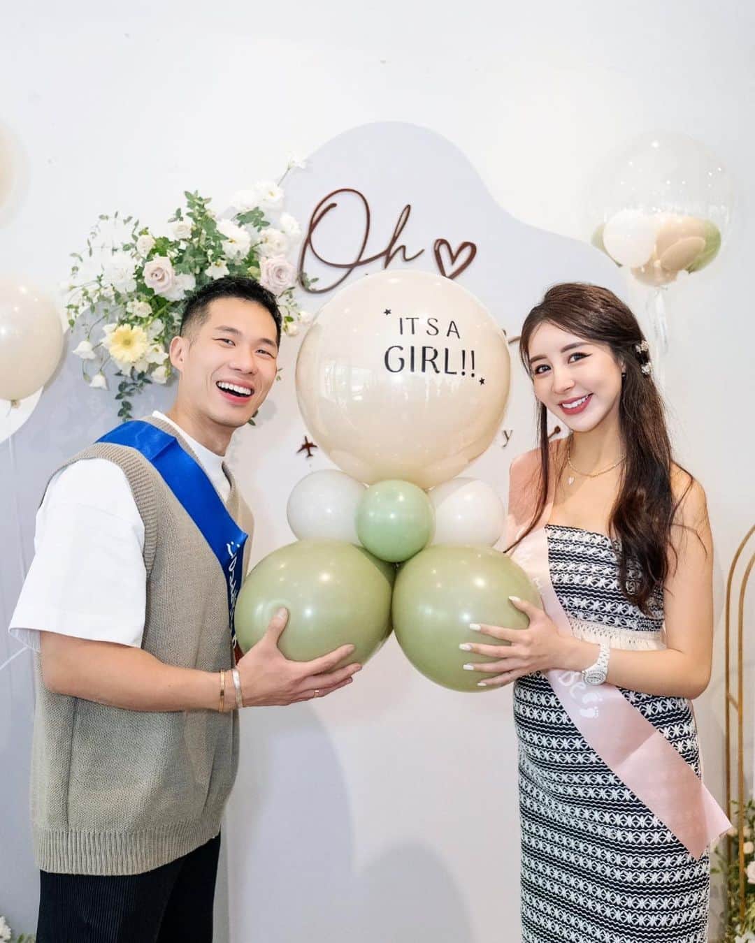 リタ（瑞塔兒）のインスタグラム：「It’s a girl👧🏻🐰🥕 是可愛的女寶寶🍼 / 第一個寶寶是BA的前世前人～ 謝謝大家滿滿的祝福與鼓勵！我相信在肚子裡的妳，一定都能感受到滿滿的愛🩷 不管男生女生都好，我們的小蘿蔔糕健康長大最重要👶🏻  最美佈置/繁星婚禮 @starrywed  -是我喜歡的溫馨簡單的風格 每個人都稱讚！從背板到花藝佈置都好有巧思🥹 大推薦給有需要婚禮、活動的寶寶們🫶🏻 🎈氣球佈置 @yunballoon  那個可愛的熱氣球熊熊完全深得我心🐻 還特別幫我設計了女生是兔子氣球🐰男生是恐龍氣球🦖 超有溫暖的氣球佈置～  主持人 @host_annlee  這次流程順暢到不行呀～完全沒有冷場！ 遇到厲害又有溫度的主持人不容易🥹謝謝Ann的主持讓我們活動流暢更加分❤️ #性別趴 #性別派對」