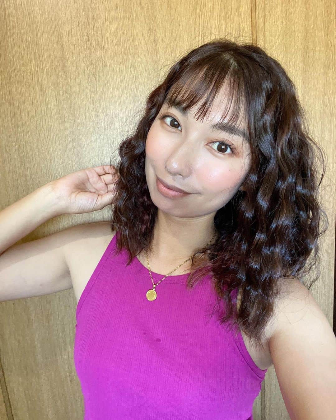 エマ中岡優姫のインスタグラム：「今日はウェーブしっかりめ👩🏽‍🦱 あー、二重顎 そろそろどーにかしよ！ 服になんかちってる😇」