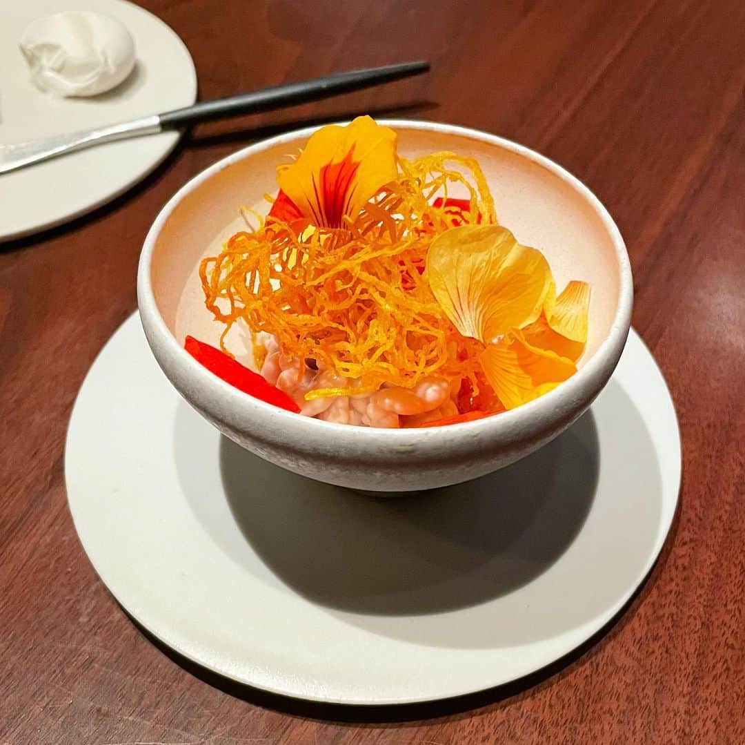平野紗季子さんのインスタグラム写真 - (平野紗季子Instagram)「視覚が味覚を規定しない面白さ。皿の上に緊張関係があるからこそ惹きつけられる。始まりは夜闇の中を探るような一口ごとの味のきらめきが、ある瞬間に連なって、星座が浮かび上がる料理(なんだそれは)が私は大好きなのだけれど、LA CIMEのお料理は、星座系の最高峰なんじゃないかと思ってる。それはもう、きらきらっと全貌が浮かび上がった時の高揚感と美しさったらすごいのだよ🦄💫」6月17日 16時29分 - sakikohirano