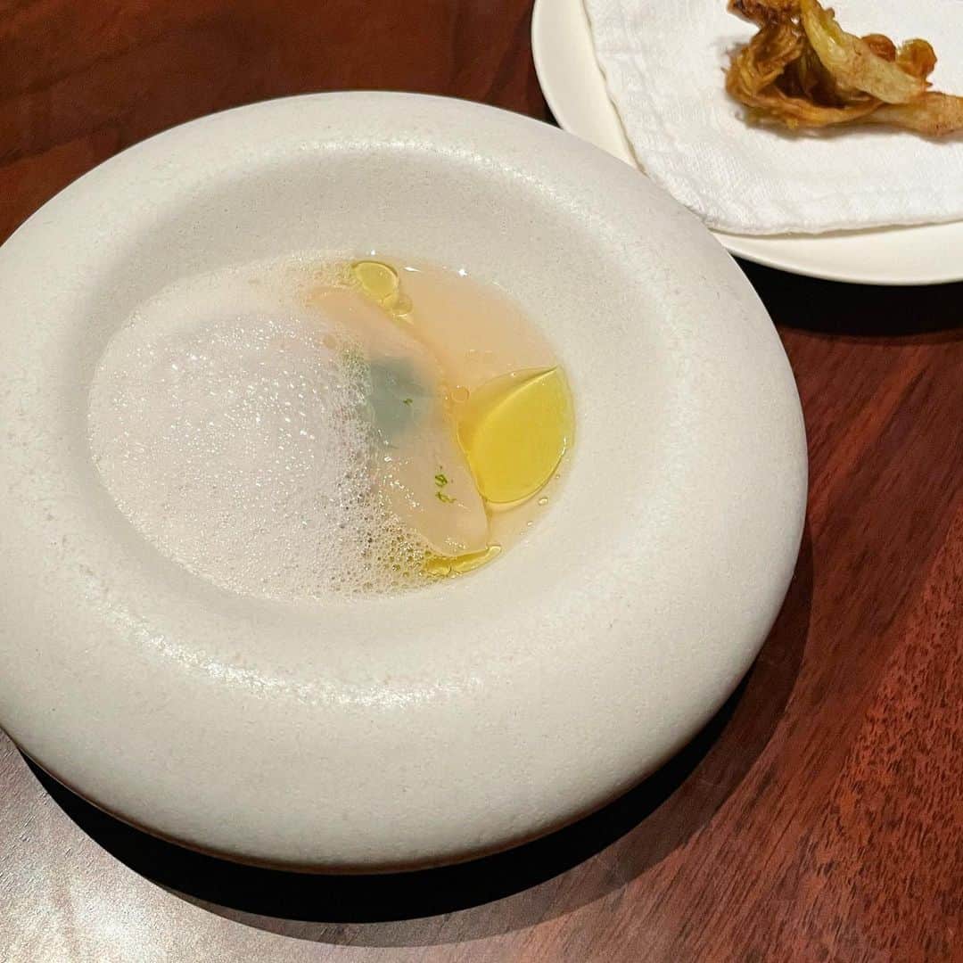 平野紗季子さんのインスタグラム写真 - (平野紗季子Instagram)「視覚が味覚を規定しない面白さ。皿の上に緊張関係があるからこそ惹きつけられる。始まりは夜闇の中を探るような一口ごとの味のきらめきが、ある瞬間に連なって、星座が浮かび上がる料理(なんだそれは)が私は大好きなのだけれど、LA CIMEのお料理は、星座系の最高峰なんじゃないかと思ってる。それはもう、きらきらっと全貌が浮かび上がった時の高揚感と美しさったらすごいのだよ🦄💫」6月17日 16時29分 - sakikohirano