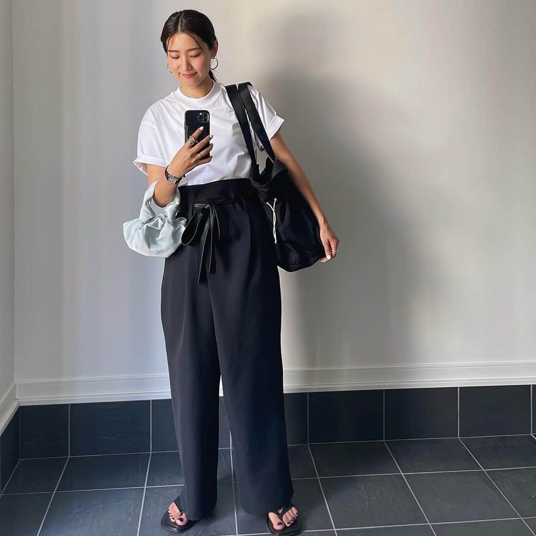 Hiromi Ｍaedaのインスタグラム：「昨日のコーデ やっぱりカタチが可愛い♡ @uniqlo のエアリズムコットンT  #uniqlo#therow#tomorrowland#frey_jp#blanciris」
