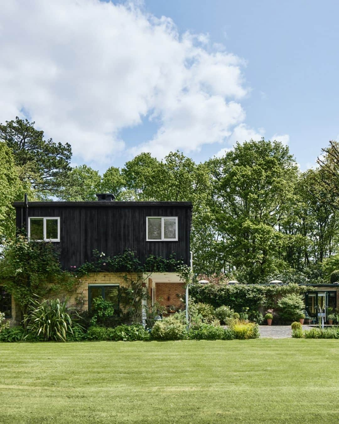 The Modern Houseさんのインスタグラム写真 - (The Modern HouseInstagram)「#forsale Garden Party: a modernist house in Sway, Hampshire, surrounded by verdant green space.  Follow the link in our bio to see the sales details.  Sway, Lymington, Hampshire.」6月17日 16時36分 - themodernhouse