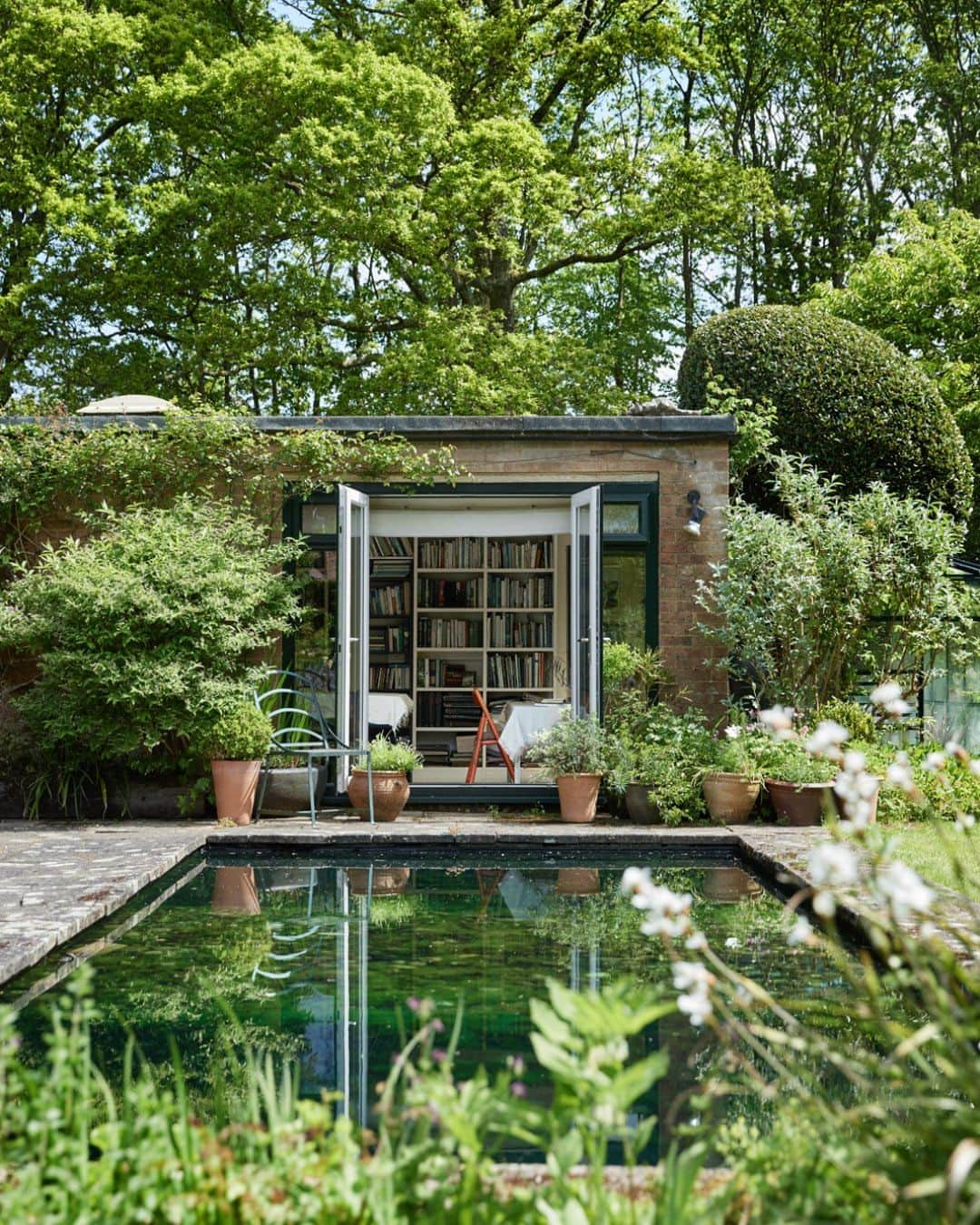 The Modern Houseさんのインスタグラム写真 - (The Modern HouseInstagram)「#forsale Garden Party: a modernist house in Sway, Hampshire, surrounded by verdant green space.  Follow the link in our bio to see the sales details.  Sway, Lymington, Hampshire.」6月17日 16時36分 - themodernhouse