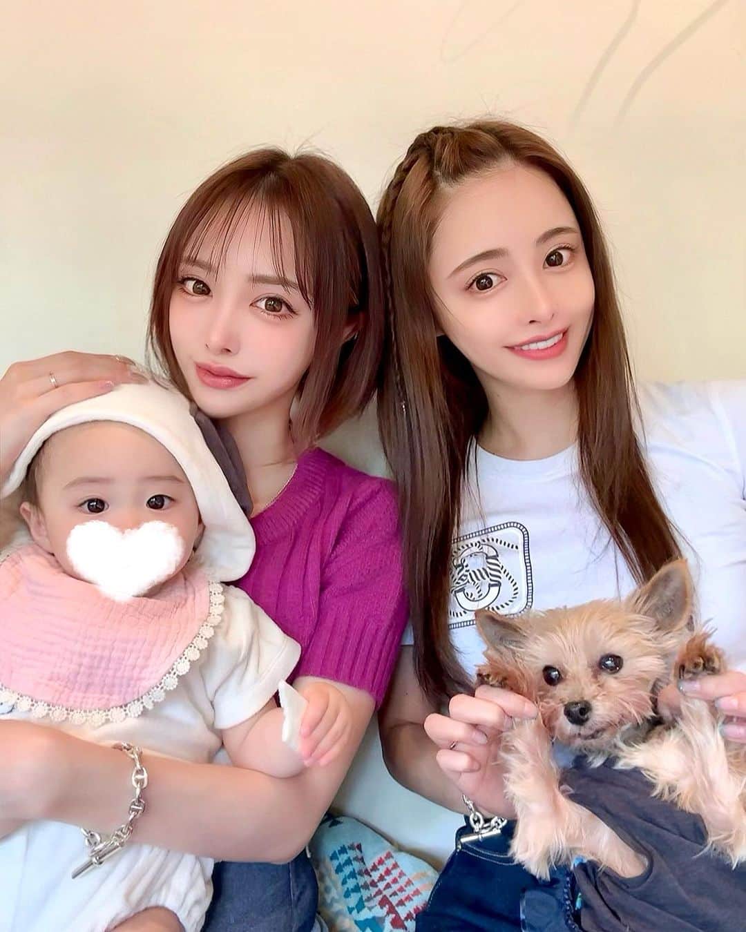 ririのインスタグラム：「ほっこりする写真😌🍀 ベビ吉になでなでしてもらえたから 長生きするねっ💓💓💓  明日は夫婦で🤭🍽 楽しみだよん(*´∇｀*)💖  #love #happy #friend #baby #dog #yorkie」