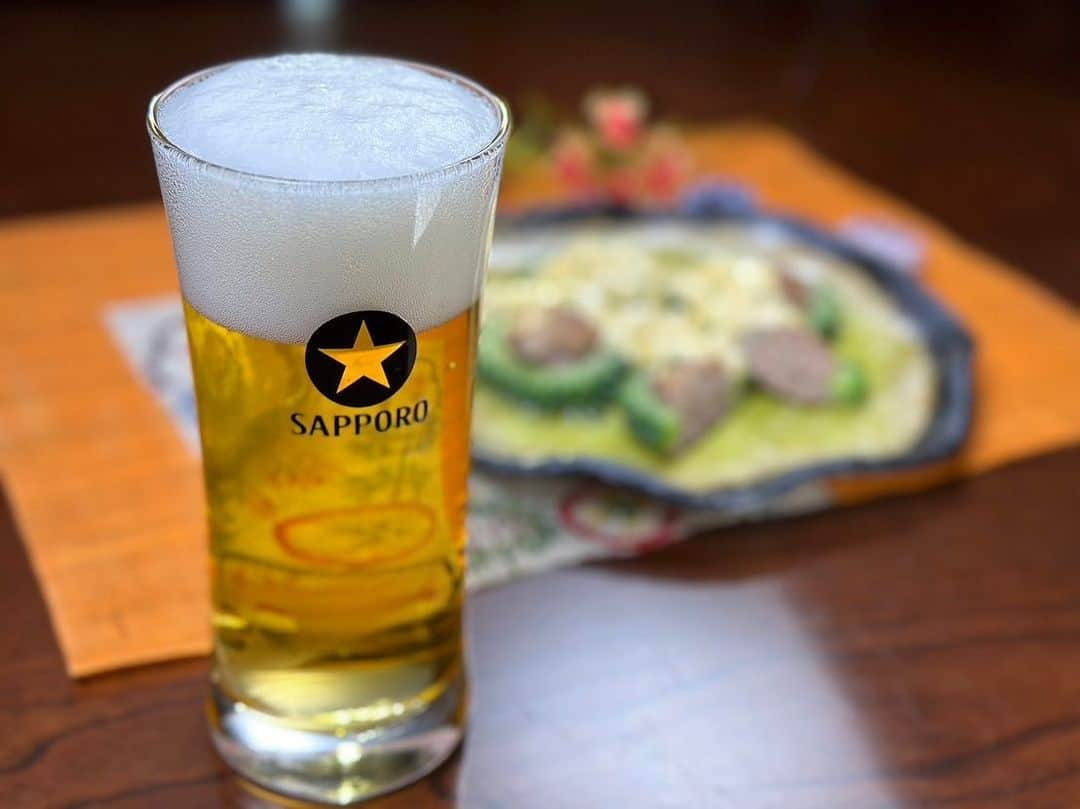 日本テレビ「満天☆青空レストラン」さんのインスタグラム写真 - (日本テレビ「満天☆青空レストラン」Instagram)「🍺🏝️  今夜6時30分からの青空レストランは  沖縄県うるま市から 沖縄を代表する野菜の ゴーヤー🥒＆島らっきょう🌱 さらに、アップルバナナ🍌をご紹介します🌺  ゲストは桜井日奈子さんです🫶  ゴーヤーには夏バテ予防の成分がたっぷり!!  そんなゴーヤーを使ったお料理や 島らっきょう、アップルバナナを驚きの料理変身させた 暑い夏を乗り切る絶品レシピをご紹介します☀️  お楽しみに🍻  #満天青空レストラン #青空レストラン #青空 #青レス #満天 #宮川大輔 #大ちゃん #うまい　#レシピ #日テレ #日本テレビ #沖縄県　#沖縄　#うるま市 #ロケ　#島野菜　#野菜　#島やさい #ゴーヤー　#島らっきょう　#アップルバナナ #桜井日奈子 #サッポロ　#サッポロで乾杯」6月17日 16時40分 - aozora_official