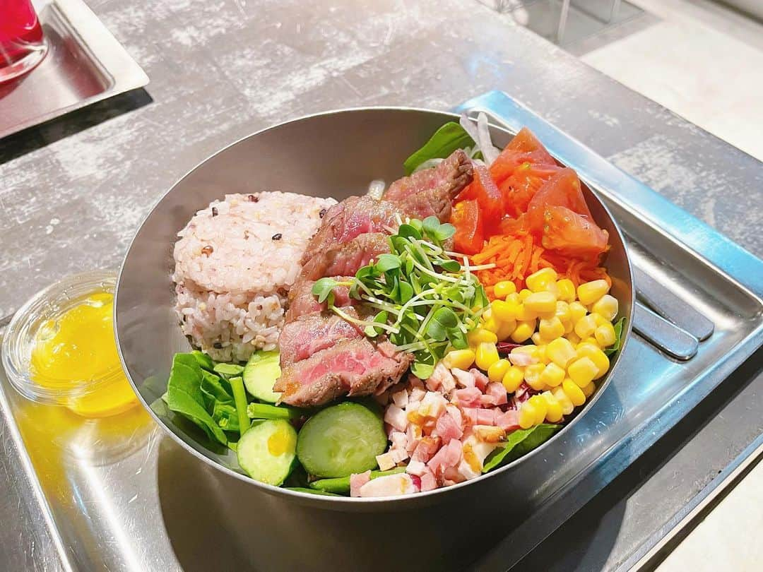 綾瀬麗奈のインスタグラム：「. 🥗🍴  49か50が好き♡ ドレッシングはレモンソルト派🍋  .  #モルノダ　#molnoda #モルノダ名古屋　#愛知グルメ　#名古屋グルメ　#栄グルメ　#伏見グルメ　#愛知ランチ　#名古屋ランチ　#栄ランチ　#伏見ランチ　#サラダ専門店　#カスタムサラダ」