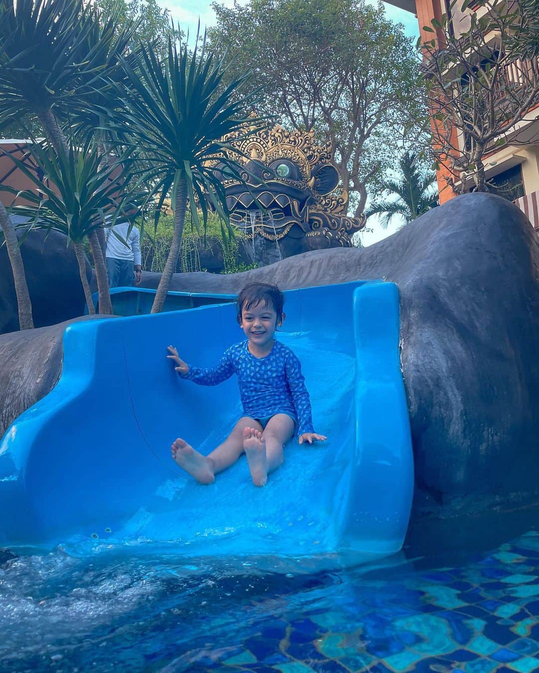 Kimberly Ryderさんのインスタグラム写真 - (Kimberly RyderInstagram)「It’s holiday season again! Jadi yang penting waktunya bikin anak-anak happy! Gelato, cakes, a great kid’s club, water slides, the beach, and Japanese fusion… What more could a kid want? 🙌🏼 @padmalegian @padma_hotels  @tenkaibali」6月17日 16時45分 - kimbrlyryder