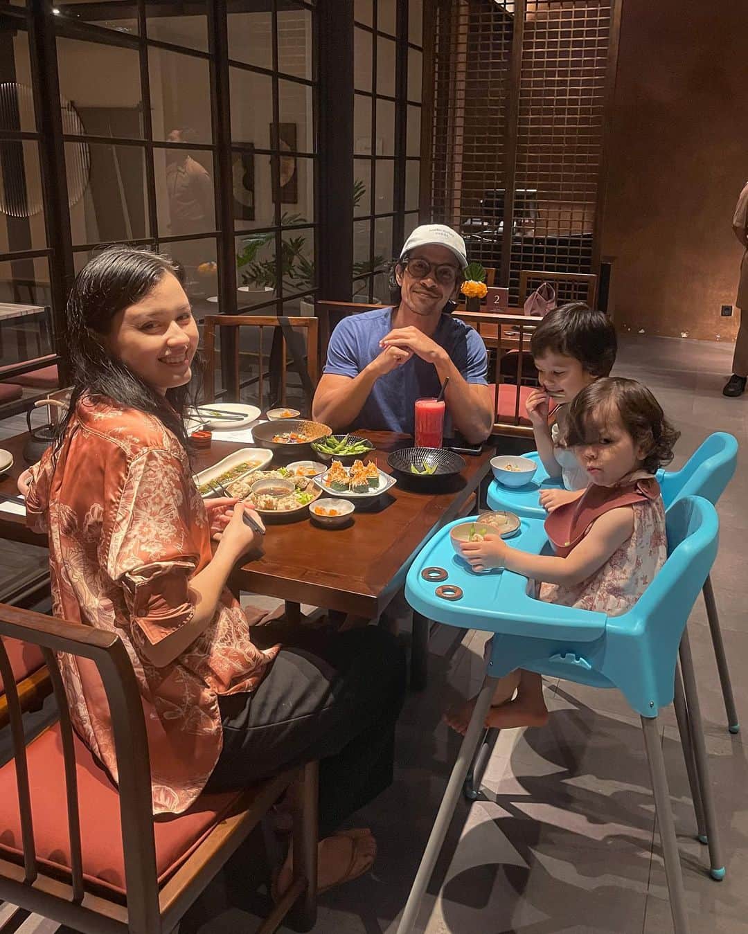 Kimberly Ryderさんのインスタグラム写真 - (Kimberly RyderInstagram)「It’s holiday season again! Jadi yang penting waktunya bikin anak-anak happy! Gelato, cakes, a great kid’s club, water slides, the beach, and Japanese fusion… What more could a kid want? 🙌🏼 @padmalegian @padma_hotels  @tenkaibali」6月17日 16時45分 - kimbrlyryder