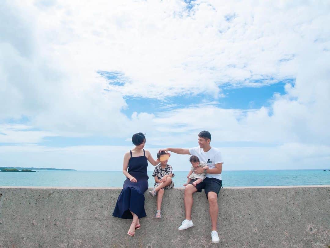 多嶋沙弥さんのインスタグラム写真 - (多嶋沙弥Instagram)「. 小浜島にて、家族写真を撮影していただきました🥰 . 次男が誕生して初めての旅行。 初めての家族写真。 . 小さい頃からなぜか肝心な時に表情を失いがち(笑)だった長男の朗らかで自然な姿がたくさん残っていてとても嬉しかったな🏝️ . とてもとてもいい時間でした。 もう何年も続けて八重山諸島へ来ていますが、 訪れる度に愛着が増し、 島に移り住んだ友人にも会えて楽しみもひとしおです😊 . 家族にとっての宝物📷を作ってくださり、 ありがとうございました🌺 . #小浜島#ママモデル」6月17日 16時52分 - saya_tajima