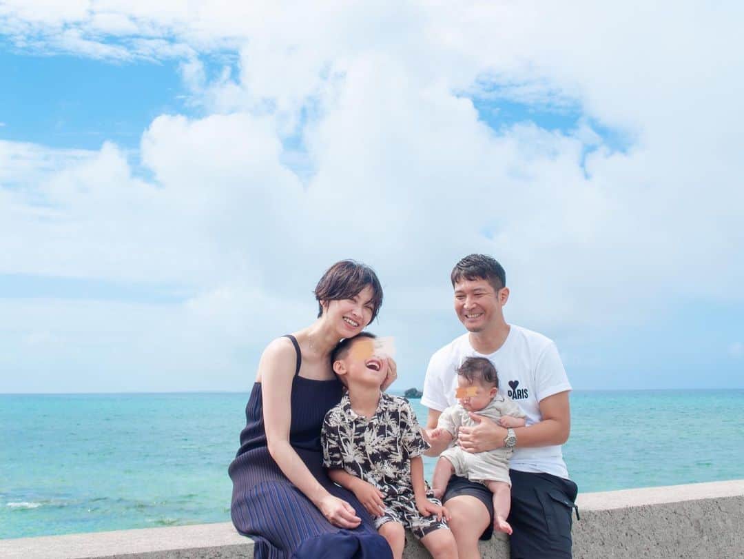 多嶋沙弥のインスタグラム：「. 小浜島にて、家族写真を撮影していただきました🥰 . 次男が誕生して初めての旅行。 初めての家族写真。 . 小さい頃からなぜか肝心な時に表情を失いがち(笑)だった長男の朗らかで自然な姿がたくさん残っていてとても嬉しかったな🏝️ . とてもとてもいい時間でした。 もう何年も続けて八重山諸島へ来ていますが、 訪れる度に愛着が増し、 島に移り住んだ友人にも会えて楽しみもひとしおです😊 . 家族にとっての宝物📷を作ってくださり、 ありがとうございました🌺 . #小浜島#ママモデル」