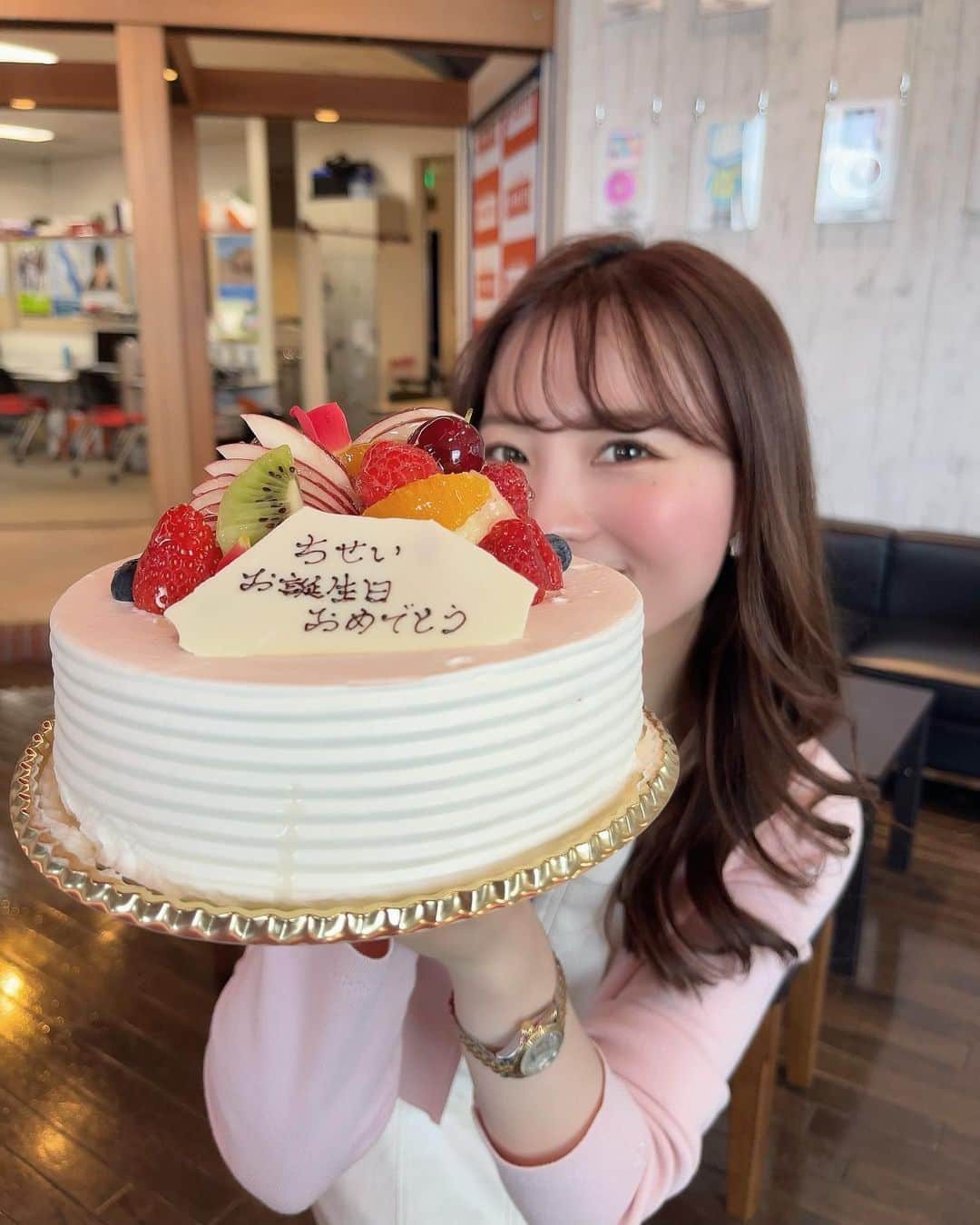 清里千聖のインスタグラム：「.  金曜.土曜と今週も生放送ありがとうございました🫶🏻 番組チームに早めのお祝いもして頂きました💐 そしてスペシャルweekたくさんの アクセスありがとうございました🥹💕 みなさんから届いた6月のおめでたいメッセージ いっぱいでとっても嬉しい気持ちになりました🥰🫶🏻 ありがとうございました📻💕  ZIP-FMではスペシャルweekは明日まで続きますよ🫶🏻 #📻 #zipfm #special #week #6月 #🎂」