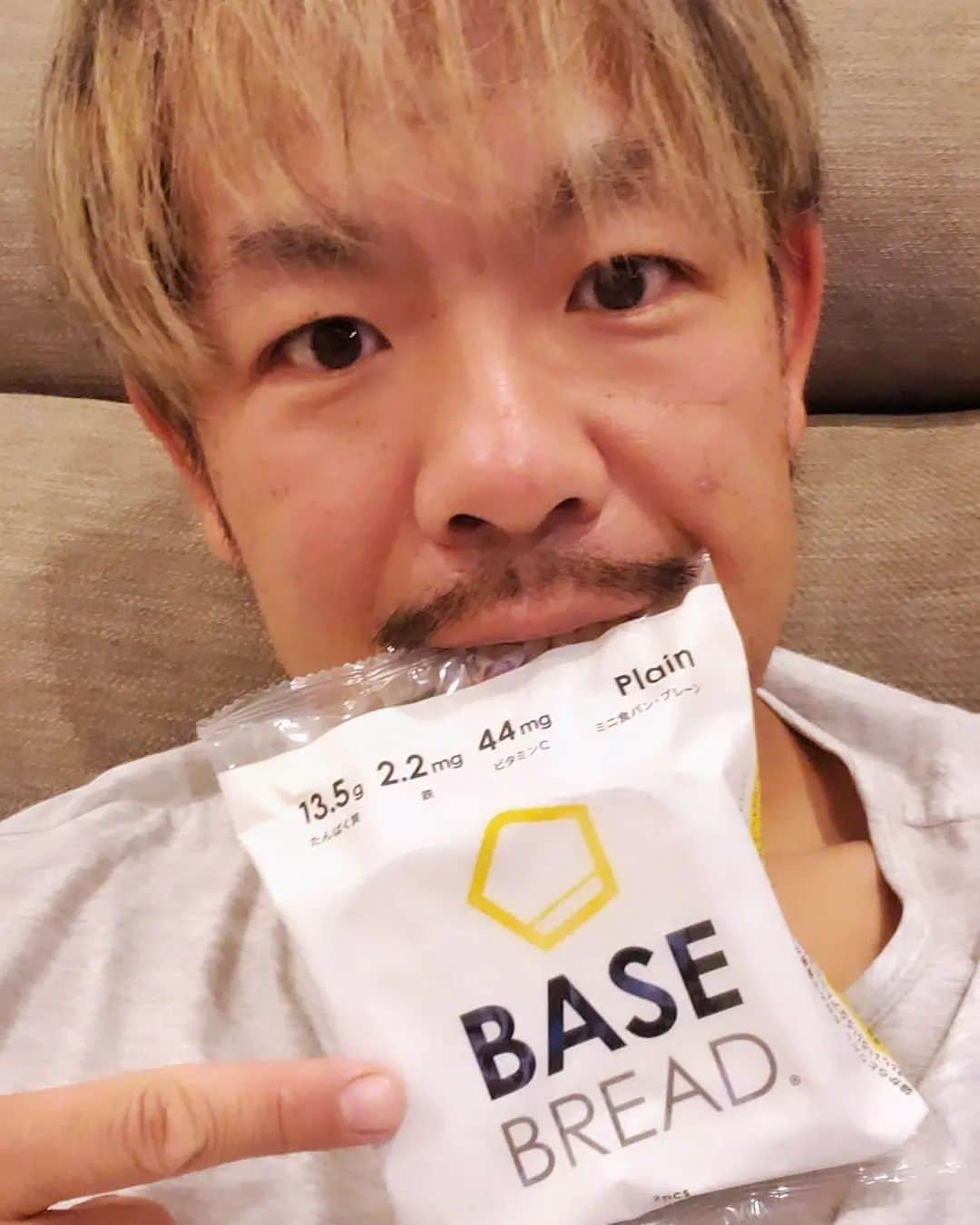 剛王のインスタグラム：「忙しい朝にサクッと食べれるBASE FOODさんのミニ食パン。 サクもち食感の全粒粉でできてるこのミニ食パン。 うまうまやで。 1袋に2枚はいってるで。 食パンはアレンジもええけどやっぱ焼いてバターが一番うまい。  BASE FOOD @basefood_tokyo  この完全栄養食のベースブレッドを調理 BASE FOOD®️には26種のビタミンやミネラル、たんぱく質、食物繊維など、からだに必要な栄養素がぎゅっと詰まってんねん。  ミニ食パン · プレーン (一個 タンパク質13.5g、食物繊維3.2g、カルシウム116mg)  小麦全粒粉がベースやから主食の糖質を適度に抑えられる 1食で1日に必要な栄養素が1/3摂れる完全栄養食  BASE BREADを気になる方は是非チェックしてな。 そんな方に特別に初回限定200円引きのクーポンコード【IAMB2】 ほんまに美味しいから使ってな  今はコンビニでも置いてるからみんな一回試してみて。  他にパスタやクッキーもあるからいつでもどこでも完全栄養食の @basefood_tokyo  #basefood #basefoodlife #basebread #basepasta #ベースフード #ベースブレッド #ベースパスタ #完全栄養食 #美活 #美容 #食パン #パン #朝ごパン #たんぱく質 #プロテイン #ライフスタイル #筋トレ #ダイエット #フィットネス #ワークアウト  #メンズファッション #大阪カフェ」