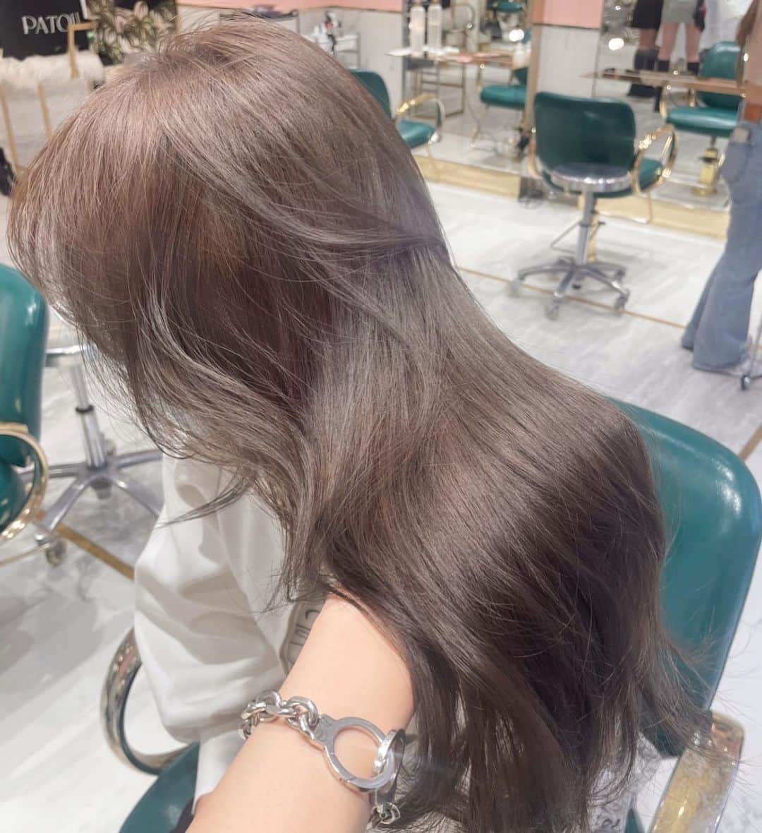 原涼香のインスタグラム：「大人気𝙗𝙚𝙞𝙜𝙚 🤎ブリーチなし明るめカラー🎀 ㅤㅤㅤㅤㅤㅤㅤㅤㅤㅤㅤㅤㅤ カラーのみで明るめを続けると 透明感がすごくでます✨ 一回で明るめ希望の方はWケアカラーがオススメです🫶🏻 ㅤㅤㅤㅤㅤㅤㅤㅤㅤㅤㅤㅤㅤ menu... ●カット ●プレミアムケアカラー(or Wケアカラー) ●バイカルテトリートメント ㅤㅤㅤㅤㅤㅤㅤㅤㅤㅤㅤㅤㅤ 是非お任せください🤍 ㅤㅤㅤㅤㅤㅤㅤㅤㅤㅤㅤㅤㅤ  #SHIMA #韓国ヘア#韓国スタイル#海外ヘア#レイヤーカット#ワンホンヘア#ワンホン#ブリーチカラー#網紅#初カラー#ハイトーン#暗髪#ベージュカラー#ラベンダーカラー#グレージュ#オリーブカラー#透明感カラー#銀座美容院#銀座美容室#美容師#美容学生#시스루뱅#레이어드컷#hairstyle#y2k#fasion#color#layered#beige#メイク」