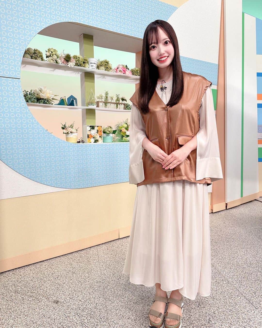 石井奏美のインスタグラム：「今日のシアワセ気分の衣装です👗  光沢感あるベストだったので、 シンプルながらデザイン性のある ワンピースを合わせました✨  vest: Maglia plus(@magliaplus ) onepiece: SNIDEL(@snidel_official )  この週末は真夏の暑さ☀️ 皆さん熱中症に気をつけて お過ごしください🥤  #岡山#香川#アナウンサー #okayama#kagawa#fashion#ootd」