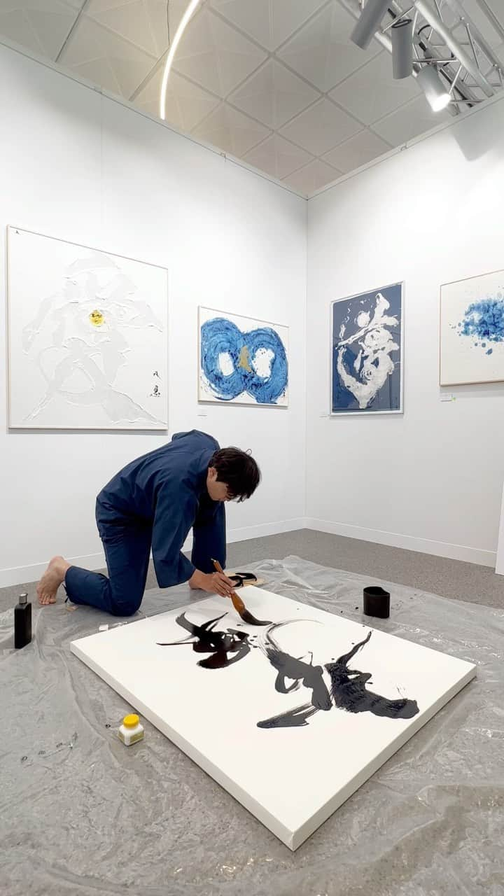 武田双雲のインスタグラム：「VOLTA Basel 2023, Thank you so much for coming to the live performance!!  【SOUUN TAKEDA】Calligrapher, Artist. Born in 1975 in Japan. Holding several big solo exhibition all over the country. Exhibited at Art Zurich or Volta Basel. Solo activity in abroad like in California Porch Gallery.  @souun.takeda   －－－－－－－－－－－－－－－－－－－－－－－－  SELENE ART MEDIA is in booth A8 @voltaartfairs   📍KLYBECK 610, GÄRTNERSTRASSE 2, 4057 BASEL  ▪︎FAIR INFORMATION   Saturday, June 17 | 11am – 8pm    Sunday, June 18 | 11am – 5pm    －－－－－－－－－－－－－－－－－－－－－－－－  #SOUUNTAKEDA #Basel #VOLTABasel #artfair #voltabasel  #artbasel #baselartfair #visitbasel  #art #calligraphyart #calligrapher #calligraphy #traditional #artwork #artist #artgallery #artist #SELENEARTMEDIA」