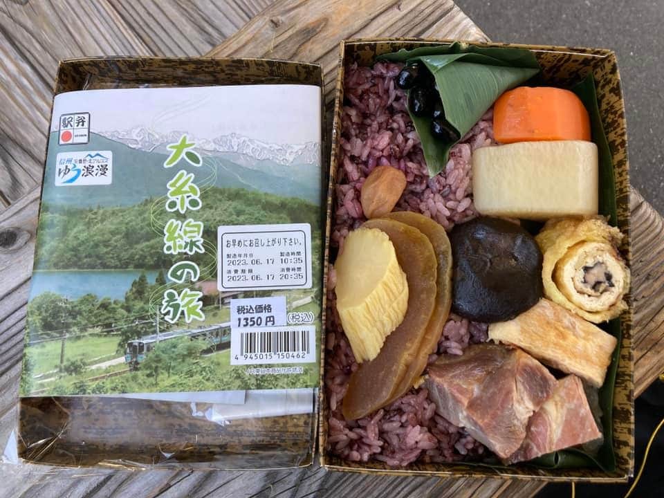 小谷あゆみのインスタグラム：「#大糸線の旅 めちゃ迫力ある駅弁 これ必要、ほかは不要 すごい編集力を感じるおかずの大胆さ 豊科駅に降り立ちて #JAあづみ　あぐりセミナー90分一本勝負でとんぼ返り〜 モットーは10分押しで始まっても予定時刻に終えることよね 特急あずさ、めちゃ揺れるなー この前乗った上海から浙江省慶元への鉄道、全く揺れなくてみんな感動してたの思い出した そういうことなんだろうな〜」