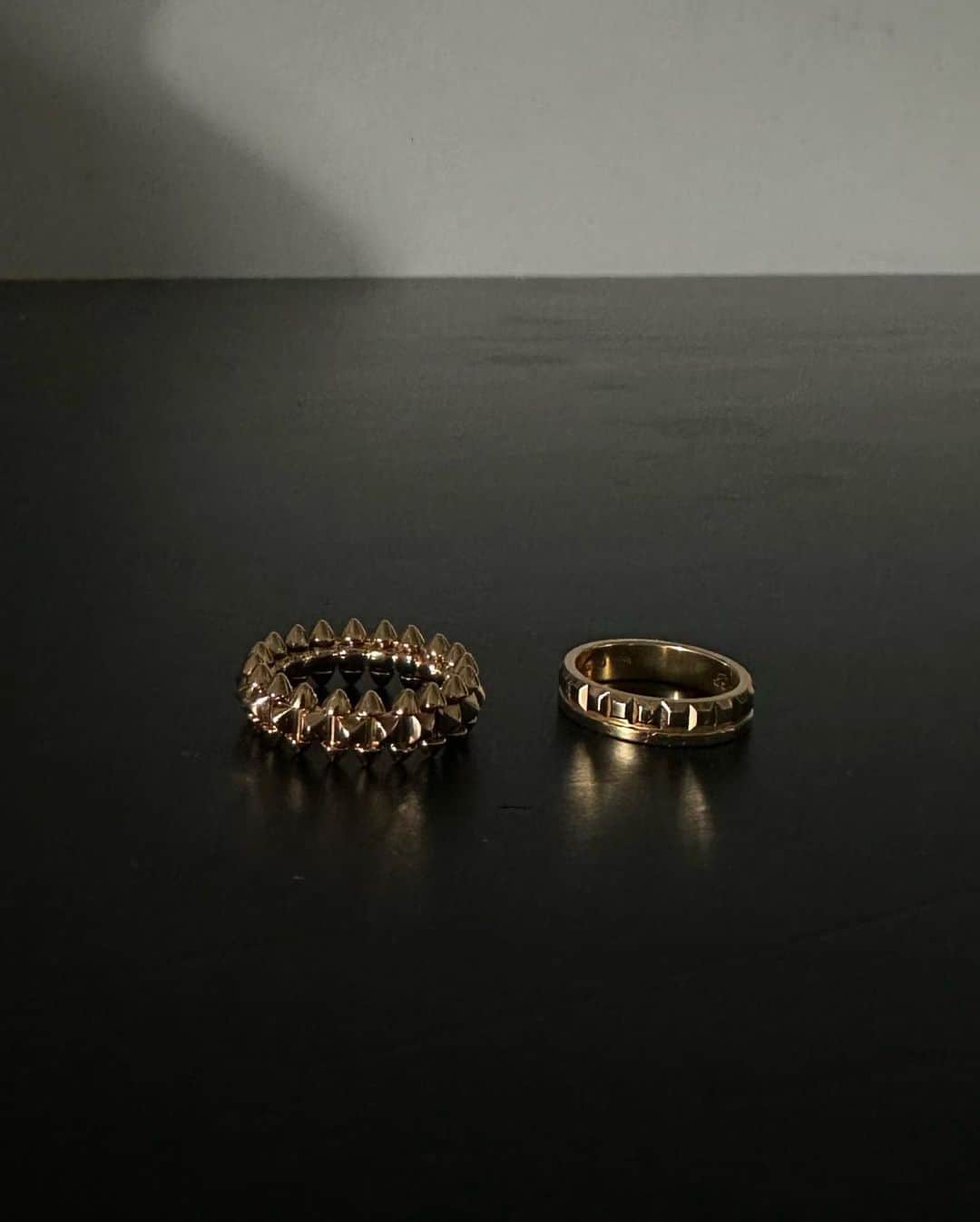 黒石奈央子さんのインスタグラム写真 - (黒石奈央子Instagram)「昨日は皆様たくさんのいいねとコメントありがとうございます☺️❤️  皆様の心温まるコメントひとつひとつ読ませていただいて、ほっこり幸せな気分に浸っておりました😌  指輪の質問たくさん頂いたので結婚指輪を公開。  たくさん悩んで @boucheron の キャトルラディアントにしました💍  ブシュロンにした理由は重ね付けが可愛いから  来年の結婚記念日これにグログランを重ね付けするんだ🎵  婚約指輪もまたアップしますねっ❤️  カルティエの、クラッシュは値上がり前に駆け込み購入したやつw  @boucheron  @cartier  #ブシュロン#結婚指輪#ブシュロン結婚指輪 #cartier#crush #705の結婚指輪」6月17日 17時13分 - blackstone705
