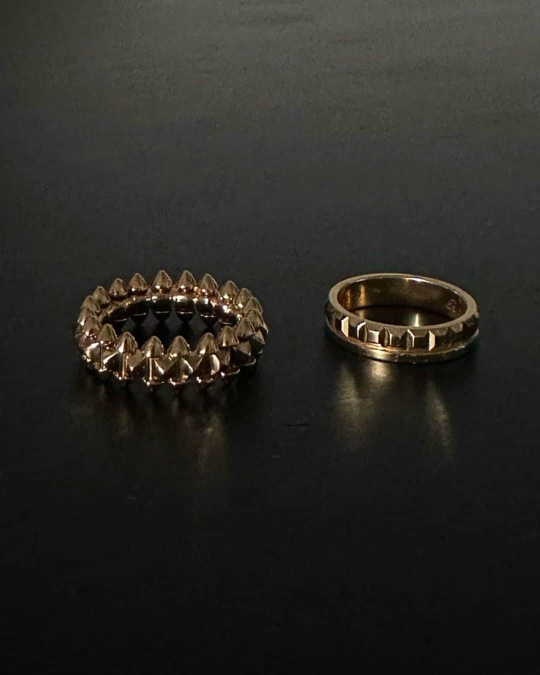 黒石奈央子さんのインスタグラム写真 - (黒石奈央子Instagram)「昨日は皆様たくさんのいいねとコメントありがとうございます☺️❤️  皆様の心温まるコメントひとつひとつ読ませていただいて、ほっこり幸せな気分に浸っておりました😌  指輪の質問たくさん頂いたので結婚指輪を公開。  たくさん悩んで @boucheron の キャトルラディアントにしました💍  ブシュロンにした理由は重ね付けが可愛いから  来年の結婚記念日これにグログランを重ね付けするんだ🎵  婚約指輪もまたアップしますねっ❤️  カルティエの、クラッシュは値上がり前に駆け込み購入したやつw  @boucheron  @cartier  #ブシュロン#結婚指輪#ブシュロン結婚指輪 #cartier#crush #705の結婚指輪」6月17日 17時13分 - blackstone705