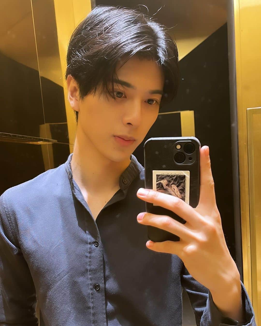 ふかわ。のインスタグラム：「最近。  髪伸ばしてパーマかけるか、今のまま維持か坊主かどれかいいですかね？  #4日に1回シャンプーの人と繋がりたい」