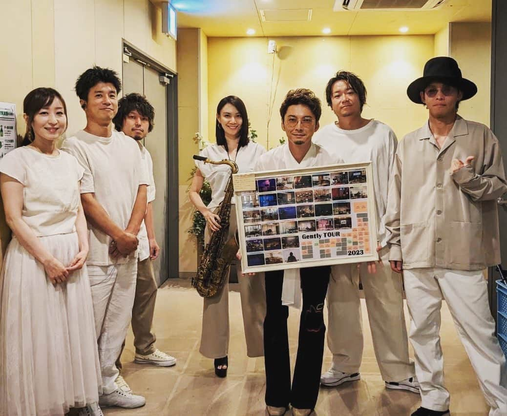 宮田悟志さんのインスタグラム写真 - (宮田悟志Instagram)「. Gently Tour 2023 完。  全53公演長いようであっという間。  一緒に旅をしてくださりありがとう！  同じ環境、ステージは一度もなくて、 毎回心・技・体の大事さと難しさを感じながら、とても有意義な時間でした。  ん〜何か涙もろくなってしまってるなぁ。 歳を重ねた証拠でしょうか。  とにかく感動的な終着地でした。 心より感謝。  豊さん最後は逞しく見えました。 ありがとう。  周くん、悠平くん バンド編ありがとう。  takaくん、才恵加ちゃん ファイナル参加ありがとう。  Asukaさん ゲスト参加嬉しかった。 ありがとうございます。  スタッフのみんなもありがとう。  とりあえず一杯いただきます。 お疲れ生です。  #GentlyTour2023 #完走 #歌旅」6月17日 22時47分 - miyata_satoshi