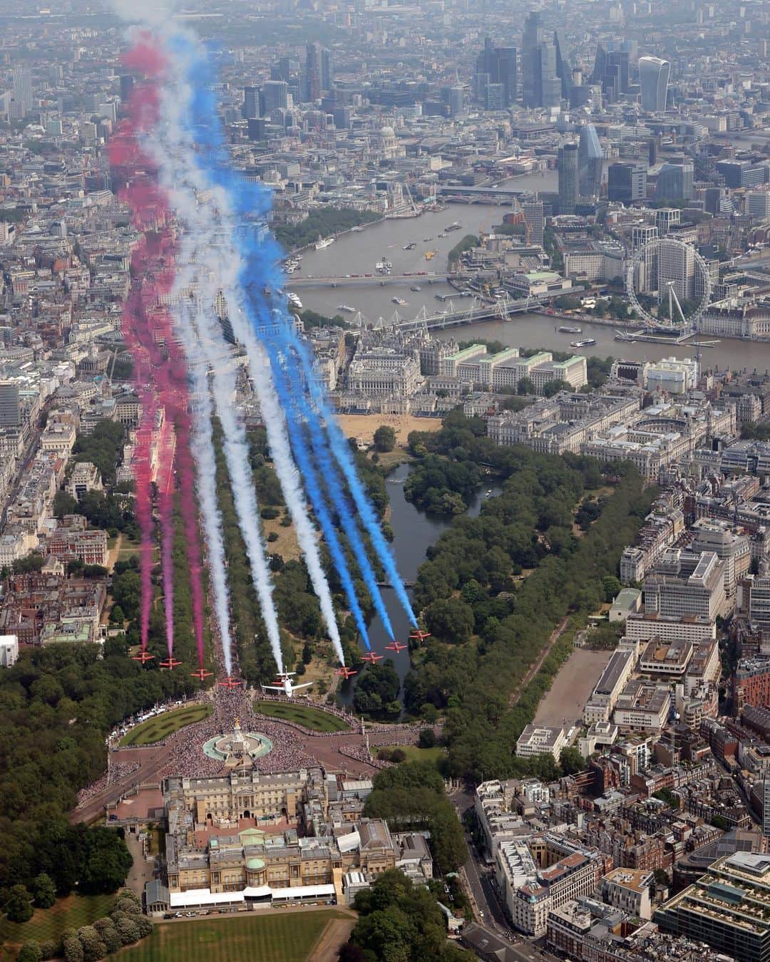 ロイヤル・ファミリーのインスタグラム：「Thank you to everyone who took part in today’s celebrations! 💂‍♀️✈️👏🇬🇧」