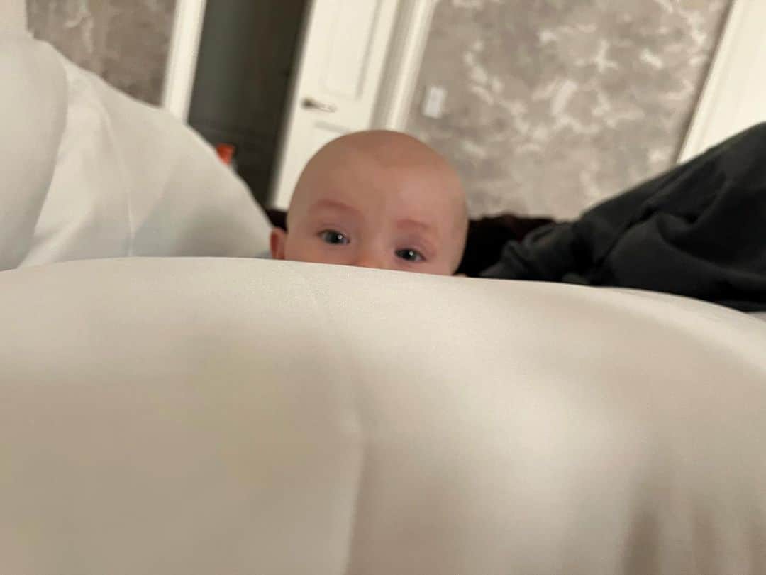 アレック・ボールドウィンのインスタグラム：「First thing I see in the morning…」