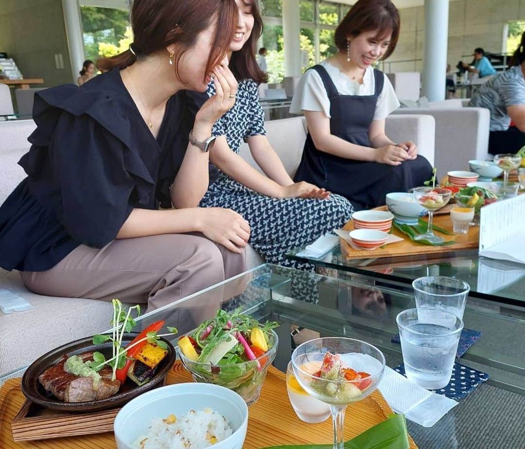 ERINA UENOさんのインスタグラム写真 - (ERINA UENOInstagram)「2023.06.17 Lunch🍽️✨ @sumi_retti  @aichanchachachan  kiyochan ♡ @kahochi_12   Weekend sisters❤️ 6月は篠栗町【茶房わらび野】 ▶︎ @warabino.fukuoka 🍃  予約利用【和牛ラウンドステーキコース】⁡ ⁡・焼き加減が選べるステーキ わさびソース ・生ハムとチーズの彩りサラダ ・バジルソースの冷製パスタ ・新ごぼうのだしスープ ・ちりめん山椒ととうもろこしの混ぜご飯 ・杏仁豆腐 パッションフルーツとマンゴー ＜デザート＞ ・レアチーズケーキ  新生姜ソースとパイン ・えらべるAfter Drink カフェラテ⁡  快晴で眺めも良く ゆるーくtalkして、⁡ひたすら癒しでした♡⁡ ⁡⁡（ハプニング起こしてすみません🙏💦） ⁡ 7月も楽しみ❤️次はどこかな？⁡🤲 ⁡ ⁡=============================⁡ ⁡▶茶房わらび野 ⁡▷営業時間⁡（予約可能） ⁡【lunch】11:00-16:00⁡ ⁡【dinner】 17:00-20:00 ⁡▷定休日 ：不定休 ▷住所：⁡福岡県糟屋郡篠栗町若杉20-1⁡⁡⁡ ⁡▷支払方法：※現金のみ⁡⁡ ⁡⁡=============================  * *  #Fukuoka #ランチ #福岡ランチ #篠栗 #篠栗ランチ #福岡カフェ #福岡ママ #姉妹 ⁡ ⁡#ママ #ママランチ #cafe  #わらび野  #茶房わらび野」6月17日 22時43分 - erina_flowdia