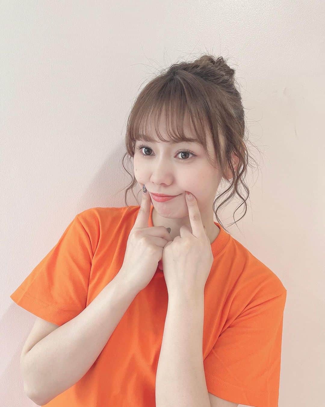 松本慈子のインスタグラム：「* 今夜23:00からTBS「ゼロポジ」見てね〜🧡🧡🧡 チーム対抗ゼロポジです！  気合い入れてお団子にしたよん👶🏻  3枚目はななみが撮ってくれた☺️ 4枚目はお団子解放の儀🤯  #お団子ヘア #お団子アレンジ #お団子」