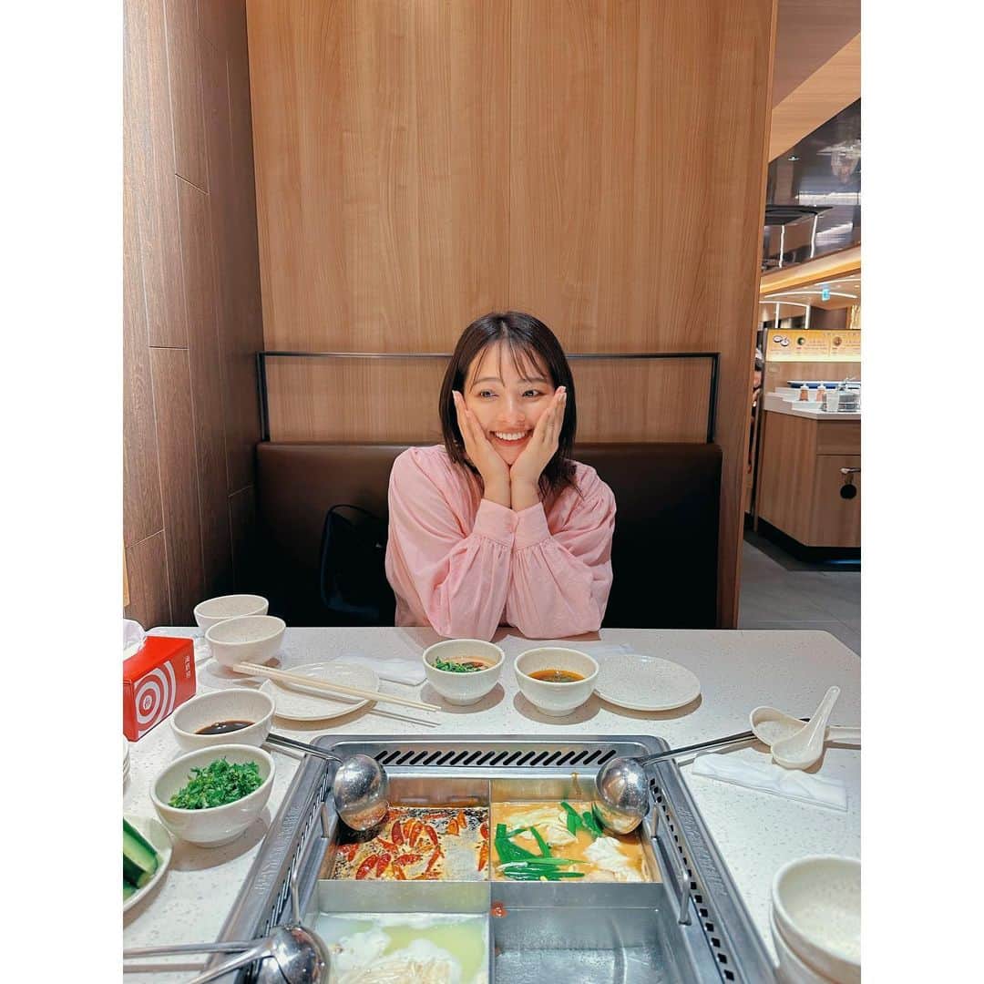 水崎綾女のインスタグラム：「何枚目がお気に入りですか？🥵  妹とお気に入りの火鍋やさんへ 行ってきました♡ 火鍋ってお野菜たくさん取れるから好き🥰❤️  #火鍋」