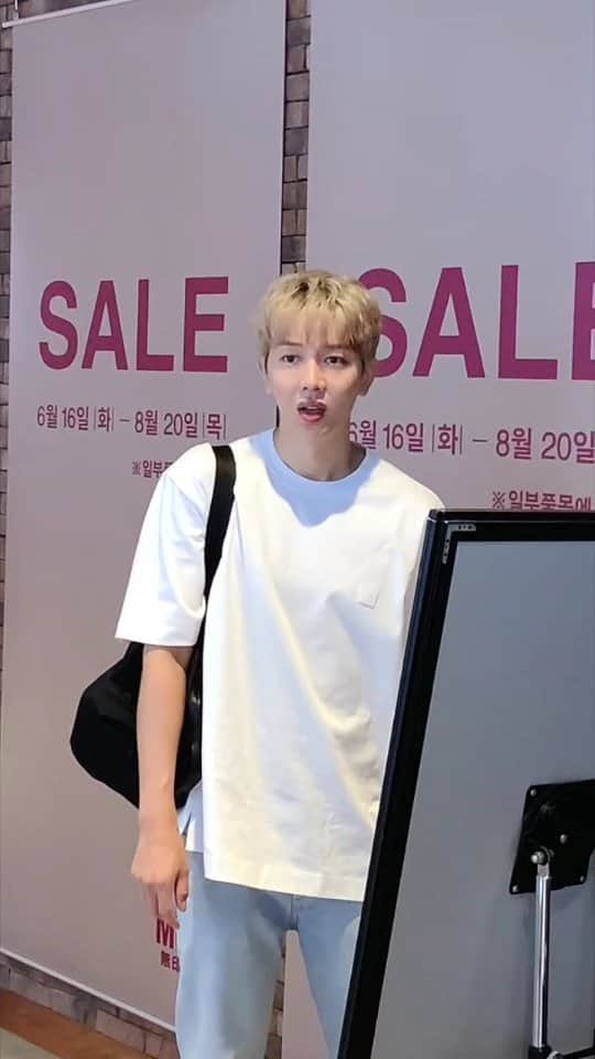 イ・ドヨン（ペク・ジョンミン）のインスタグラム：「뭐가 지나갔나? 😮」