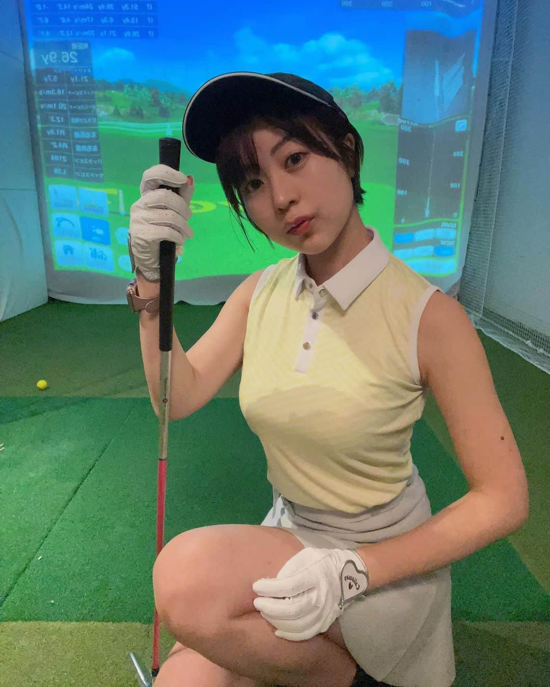 小林由依さんのインスタグラム写真 - (小林由依Instagram)「* 久しぶりのシュミレーションゴルフ⛳️ ⁡ 長原にある @gplus.nagahara に 行ってきました🕊 ⁡ この日は7, 9番アイアンとドライバーの練習を🫶🏻 ⁡ ⁡ ここはカフェバーが併設されている シュミレーションゴルフ場なんだ🏌️‍♀️ プロがこだわりぬいた内装がとってもおしゃれ🙆‍♀️ ⁡ ランチメニュー等も、すごくおいしそうだったよ🍽 ⁡ ⁡ ⁡ ⁡ フォームは右脇が閉まりすぎてて腕が伸ばせてないと スクールの先生に今日ご指摘受けたから、 直していきたい❕ ⁡ けど、足は前よりも自然に回せるようになってきた🥰 ⁡ ⁡ ゴルフウェアは @descentegolf.jp のものです👗　 ⁡ ⁡ . . . . . ⁡ #ゴルフ #ゴルフ女子 #ゴルフ練習 #ゴルフ場 #ゴルフ女子コーデ #ゴルフファッション #ウェア #サンバイザー #ゴルフウェア #ゴルフコーデ #ゴルフ初心者 #パター練習 #7番アイアン #ゴルフレッスン #シュミレーションゴルフ #ゴルフ場 #打ちっぱなし #デサントゴルフ #デサント #descentegolf #descent #ショートヘア #長原 #長原グルメ #長原ランチ #東京 #tokyo #休日コーデ」6月17日 17時22分 - yui.minny.now