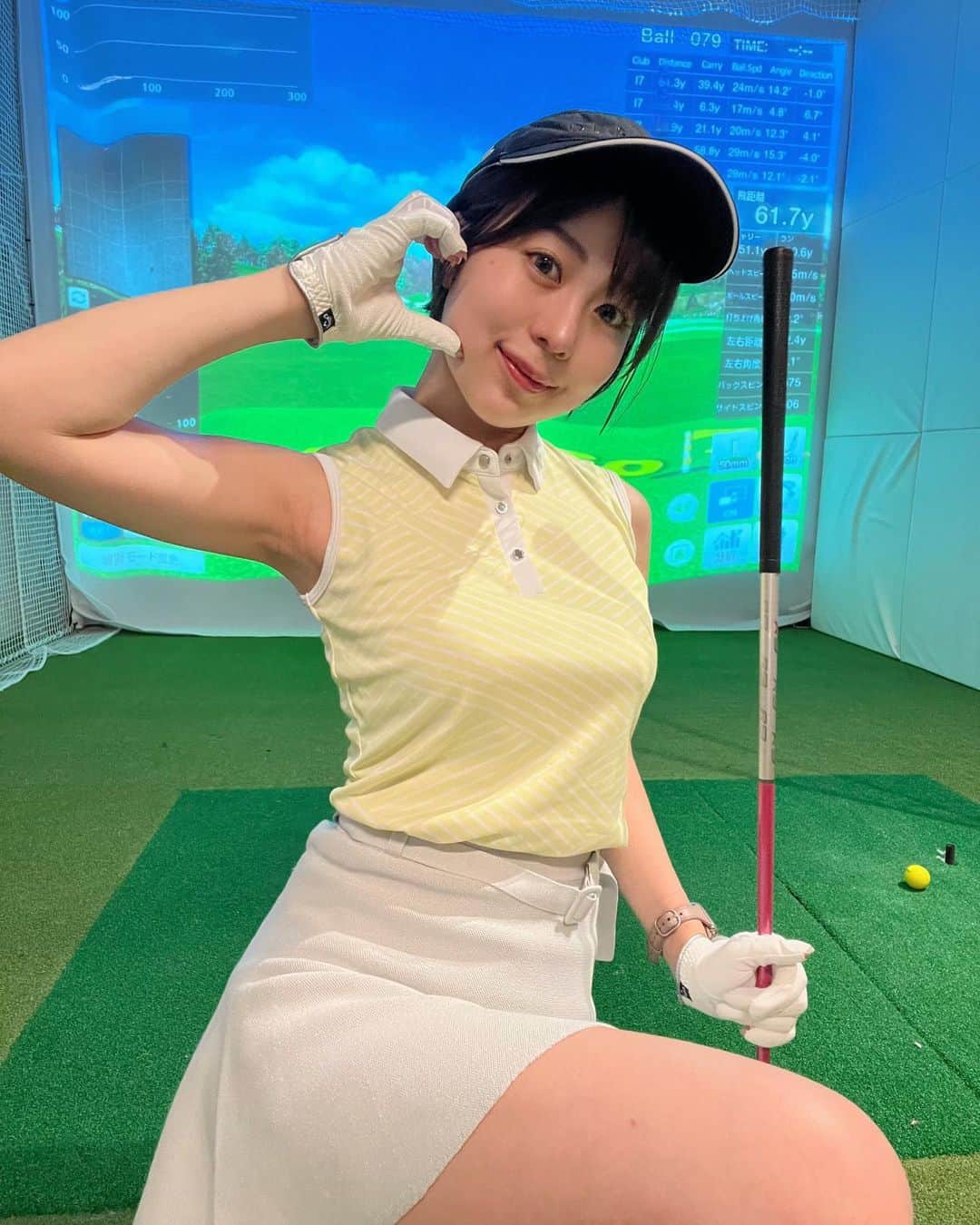 小林由依のインスタグラム：「* 久しぶりのシュミレーションゴルフ⛳️ ⁡ 長原にある @gplus.nagahara に 行ってきました🕊 ⁡ この日は7, 9番アイアンとドライバーの練習を🫶🏻 ⁡ ⁡ ここはカフェバーが併設されている シュミレーションゴルフ場なんだ🏌️‍♀️ プロがこだわりぬいた内装がとってもおしゃれ🙆‍♀️ ⁡ ランチメニュー等も、すごくおいしそうだったよ🍽 ⁡ ⁡ ⁡ ⁡ フォームは右脇が閉まりすぎてて腕が伸ばせてないと スクールの先生に今日ご指摘受けたから、 直していきたい❕ ⁡ けど、足は前よりも自然に回せるようになってきた🥰 ⁡ ⁡ ゴルフウェアは @descentegolf.jp のものです👗　 ⁡ ⁡ . . . . . ⁡ #ゴルフ #ゴルフ女子 #ゴルフ練習 #ゴルフ場 #ゴルフ女子コーデ #ゴルフファッション #ウェア #サンバイザー #ゴルフウェア #ゴルフコーデ #ゴルフ初心者 #パター練習 #7番アイアン #ゴルフレッスン #シュミレーションゴルフ #ゴルフ場 #打ちっぱなし #デサントゴルフ #デサント #descentegolf #descent #ショートヘア #長原 #長原グルメ #長原ランチ #東京 #tokyo #休日コーデ」