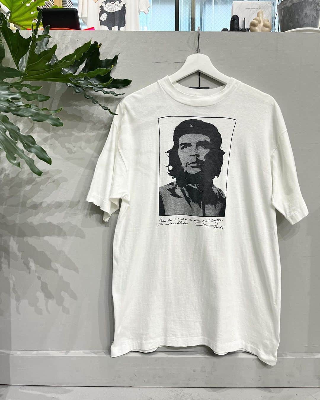 ジャムルのインスタグラム：「1990's～ CHE GUEVARA ¥12500+tax(13750) . アルゼンチン生まれの革命家、チェ・ゲバラ。 ゲリラの指導者として名を残しキューバ革命を成功させた偉大な人物です。  ゲバラがモチーフのTシャツは色々と存在しますが、 政治的なTシャツの中でも群を抜いてカッコ良いと思います。 . WEB SHOPに入荷しております。 是非ご覧ください。 jammru.com  #お問い合わせはお電話で承ります #jammru#jammru_tee#vintagetshirt #vintagetee#cheguevara  #osaka  #fashion  #streetstyle  #streetfashion  #vtg  #vintage  #used  #usedclothing  #古着 #古着屋 #ファッション #70s #80s #90s」