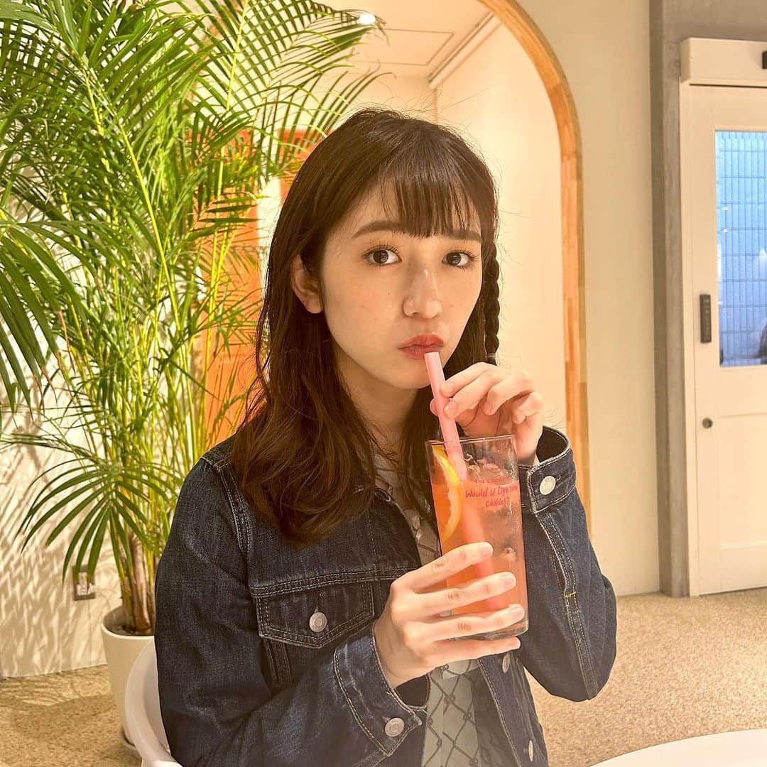 小泉遥香さんのインスタグラム写真 - (小泉遥香Instagram)「￤𝓯𝓵𝓸𝔀𝓮𝓻…🌼☕️☺︎  #新大久保 で話題の#THECookie594 🍪🩷  ずっと行ってみたくて🫶 夢が叶いました😳  どこで写真撮っても可愛いのと、 クッキーとデニッシュ両方美味しくて幸せだった!! お花と☺︎くん可愛すぎる🤦‍♀️🦄  ☺︎くんがもったいなくて最後の最後まで残してた😅  カラフルだから推し活にもおすすめだよ🌈🌼  #新大久保 #新大久保カフェ #都内デート #都内カフェ#推し活 #推し活カフェ  #カフェ #デート #カフェデート #お花 #flower #idol #cafe#date」6月17日 17時33分 - haruka_koizumi_official