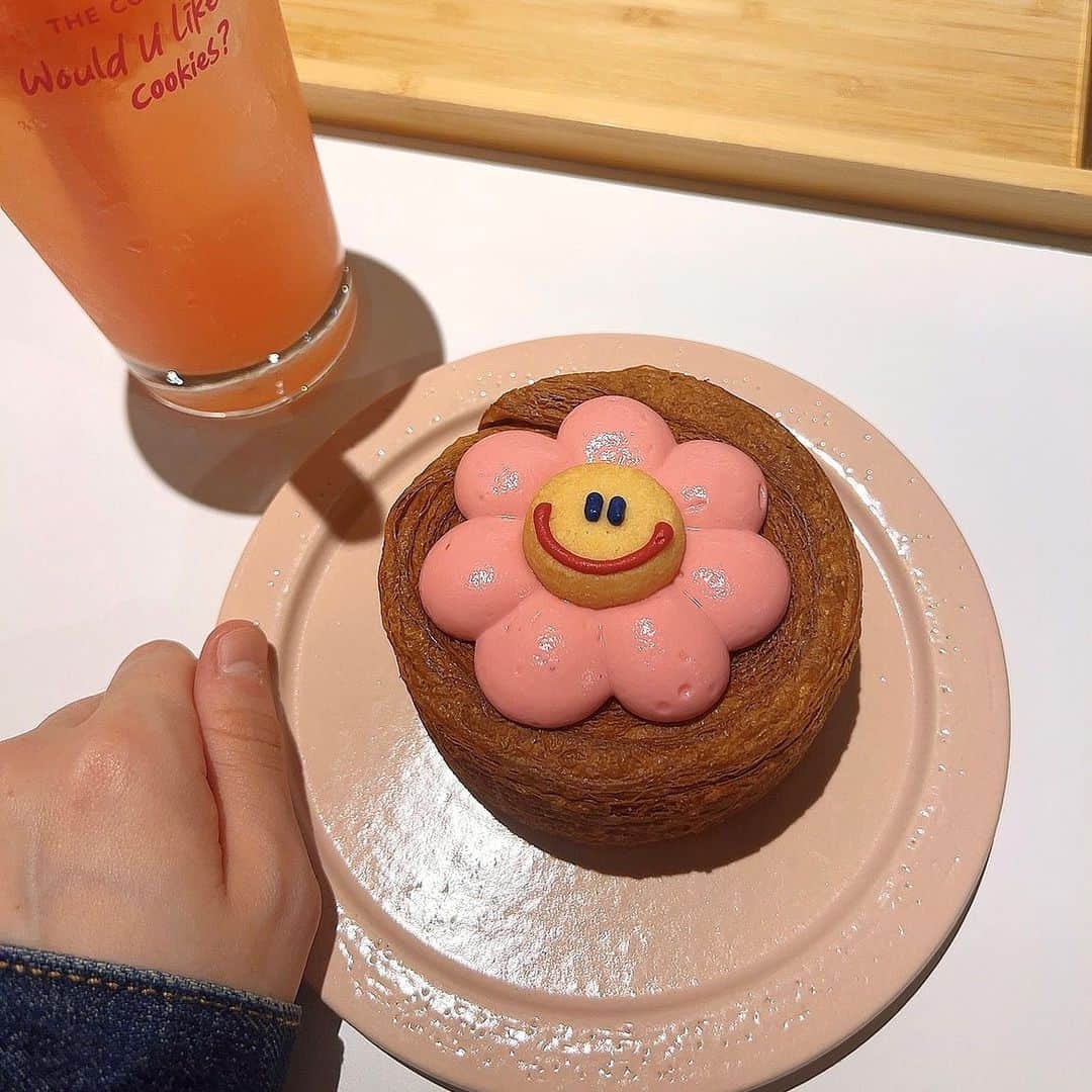 小泉遥香さんのインスタグラム写真 - (小泉遥香Instagram)「￤𝓯𝓵𝓸𝔀𝓮𝓻…🌼☕️☺︎  #新大久保 で話題の#THECookie594 🍪🩷  ずっと行ってみたくて🫶 夢が叶いました😳  どこで写真撮っても可愛いのと、 クッキーとデニッシュ両方美味しくて幸せだった!! お花と☺︎くん可愛すぎる🤦‍♀️🦄  ☺︎くんがもったいなくて最後の最後まで残してた😅  カラフルだから推し活にもおすすめだよ🌈🌼  #新大久保 #新大久保カフェ #都内デート #都内カフェ#推し活 #推し活カフェ  #カフェ #デート #カフェデート #お花 #flower #idol #cafe#date」6月17日 17時33分 - haruka_koizumi_official