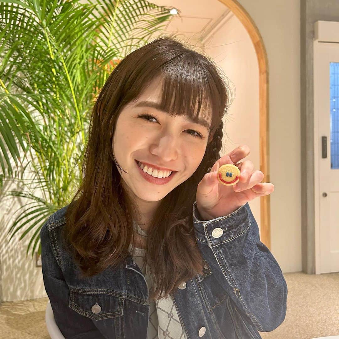 小泉遥香さんのインスタグラム写真 - (小泉遥香Instagram)「￤𝓯𝓵𝓸𝔀𝓮𝓻…🌼☕️☺︎  #新大久保 で話題の#THECookie594 🍪🩷  ずっと行ってみたくて🫶 夢が叶いました😳  どこで写真撮っても可愛いのと、 クッキーとデニッシュ両方美味しくて幸せだった!! お花と☺︎くん可愛すぎる🤦‍♀️🦄  ☺︎くんがもったいなくて最後の最後まで残してた😅  カラフルだから推し活にもおすすめだよ🌈🌼  #新大久保 #新大久保カフェ #都内デート #都内カフェ#推し活 #推し活カフェ  #カフェ #デート #カフェデート #お花 #flower #idol #cafe#date」6月17日 17時33分 - haruka_koizumi_official