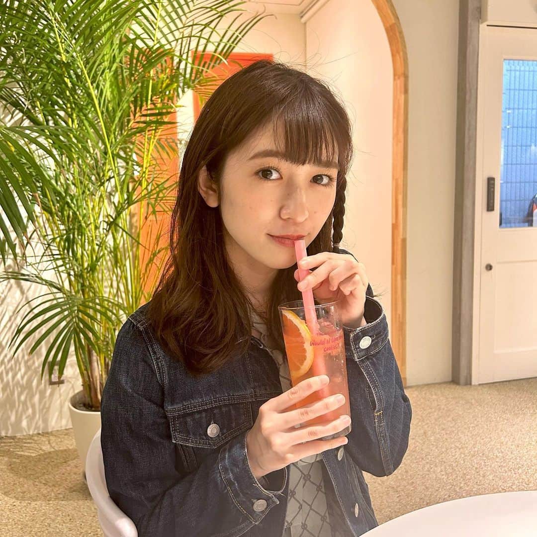 小泉遥香さんのインスタグラム写真 - (小泉遥香Instagram)「￤𝓯𝓵𝓸𝔀𝓮𝓻…🌼☕️☺︎  #新大久保 で話題の#THECookie594 🍪🩷  ずっと行ってみたくて🫶 夢が叶いました😳  どこで写真撮っても可愛いのと、 クッキーとデニッシュ両方美味しくて幸せだった!! お花と☺︎くん可愛すぎる🤦‍♀️🦄  ☺︎くんがもったいなくて最後の最後まで残してた😅  カラフルだから推し活にもおすすめだよ🌈🌼  #新大久保 #新大久保カフェ #都内デート #都内カフェ#推し活 #推し活カフェ  #カフェ #デート #カフェデート #お花 #flower #idol #cafe#date」6月17日 17時33分 - haruka_koizumi_official