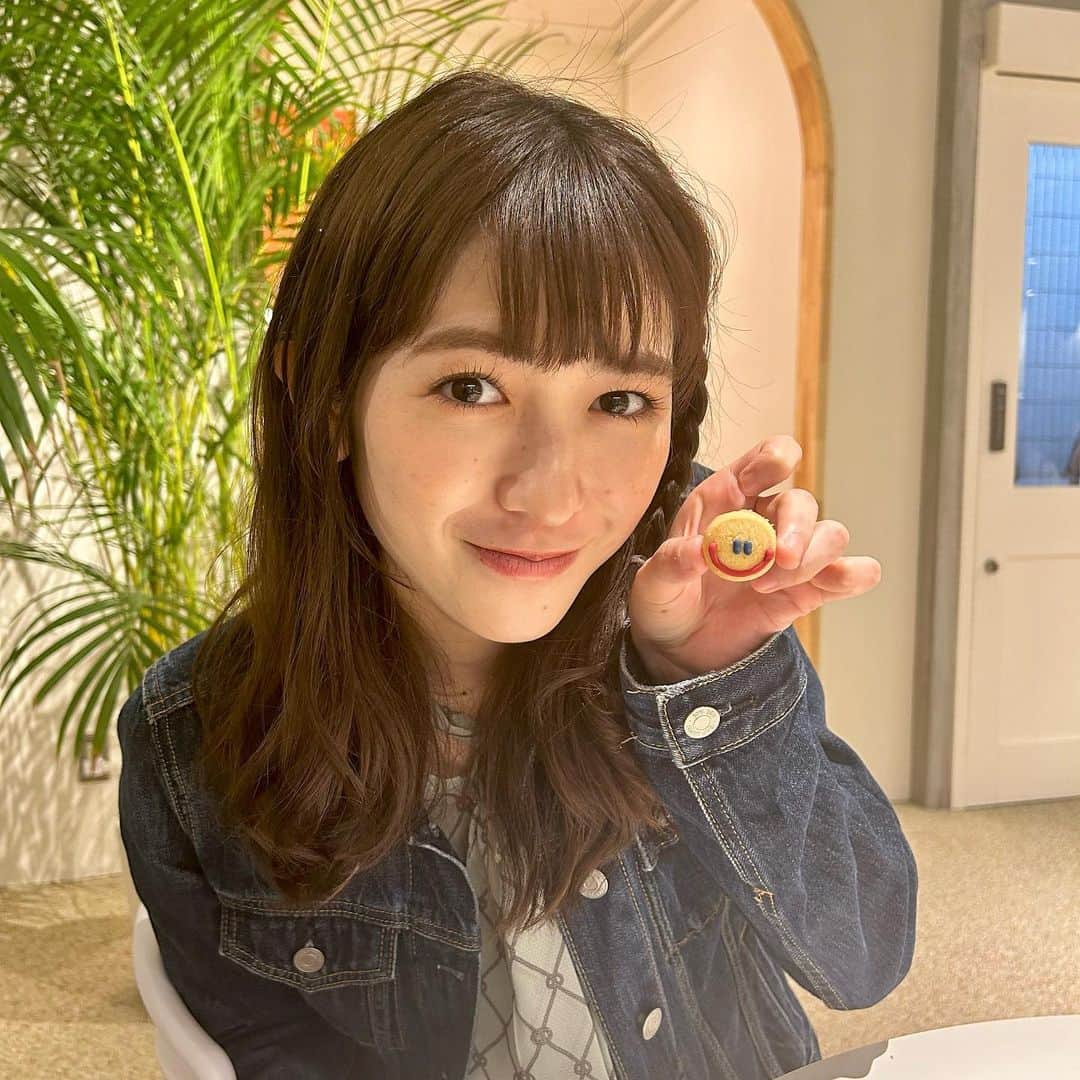 小泉遥香さんのインスタグラム写真 - (小泉遥香Instagram)「￤𝓯𝓵𝓸𝔀𝓮𝓻…🌼☕️☺︎  #新大久保 で話題の#THECookie594 🍪🩷  ずっと行ってみたくて🫶 夢が叶いました😳  どこで写真撮っても可愛いのと、 クッキーとデニッシュ両方美味しくて幸せだった!! お花と☺︎くん可愛すぎる🤦‍♀️🦄  ☺︎くんがもったいなくて最後の最後まで残してた😅  カラフルだから推し活にもおすすめだよ🌈🌼  #新大久保 #新大久保カフェ #都内デート #都内カフェ#推し活 #推し活カフェ  #カフェ #デート #カフェデート #お花 #flower #idol #cafe#date」6月17日 17時33分 - haruka_koizumi_official