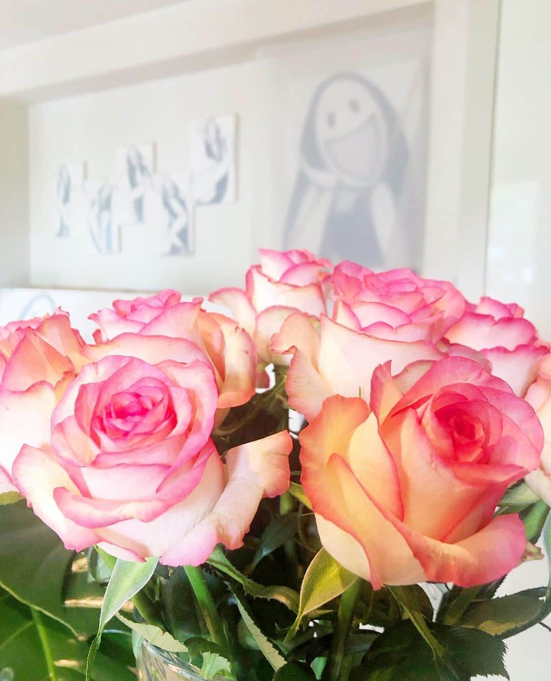 榊山敬代さんのインスタグラム写真 - (榊山敬代Instagram)「💐… ・ つづき  ごあいさつと名刺がわりに といただきましたゴージャ スな花束は早速アトリエに 飾りましてファンシーさま ますます笑顔で大喜びの巻  お花があるとお部屋の気が ニコニコとしているようで コチラもおもわずニコニコ  お花は１週間程美人に 咲いてくれていて今日 も美人だね〜と声をか けたくなる程癒されて ましたしグリーンの葉 は今もまだツヤツヤと 咲いてますので大事に したいなとおもいます  💐🙏…  ところで明日は トークイベント 開催されますが  お時間ある方は 是非ご一緒でき れば嬉しいです  当日は実物作品を 数点ですが持ち出 して実際に間近で 観ていただければ といろいろ準備中  今回もいつもの個展スタイル にてアトリエの仲間達も一緒 に連れてゆきたくおもいます  ファンシーさまはサイズが 大きくて連れてゆけないの で２枚目の画像に写ってい るチビファンシーちゃんの どの子にしようか迷い中で すが１人連れてきたいです  チビファンシーちゃんは 久しぶりの外出ですうえ にお寺は初めての訪問な ので今からドキドキの巻  ……… ……… ……… ……… ……… ……… ………   ◇トークイベントのご案内 BMW Motorrad setagaya presents 2023年6月18日(日) トークイベント開催  会場：池上大坊本行寺 本堂  15時開場 第1部 15:30~16:15  第2部 16:25~16:55  R18公式アンバサダー 佐藤陽子さんと共に 榊山敬代をゲストにてトークショー開催  入場無料（駐車場有り）  ……… ……… ……… ……… ……… ……… ………  #プレゼント #花束 #ありがとう #flowers  #きょうのFancy #アートのある暮らし #日本画 #SAKAKiYAMATAKAYO #Japaneseart #アート#art #artist #painting #pictures #Fancy #ファンシーちゃん #胡粉 #fairy #egao #ARiGATO! #きょうのアトリエ #日本画家 の #アトリエこんなもん　#最近ついてる #毎日がスペシャル #人生一度きり #人生楽しもう #トークショー #トークイベント」6月17日 17時29分 - sakakiyamatakayo