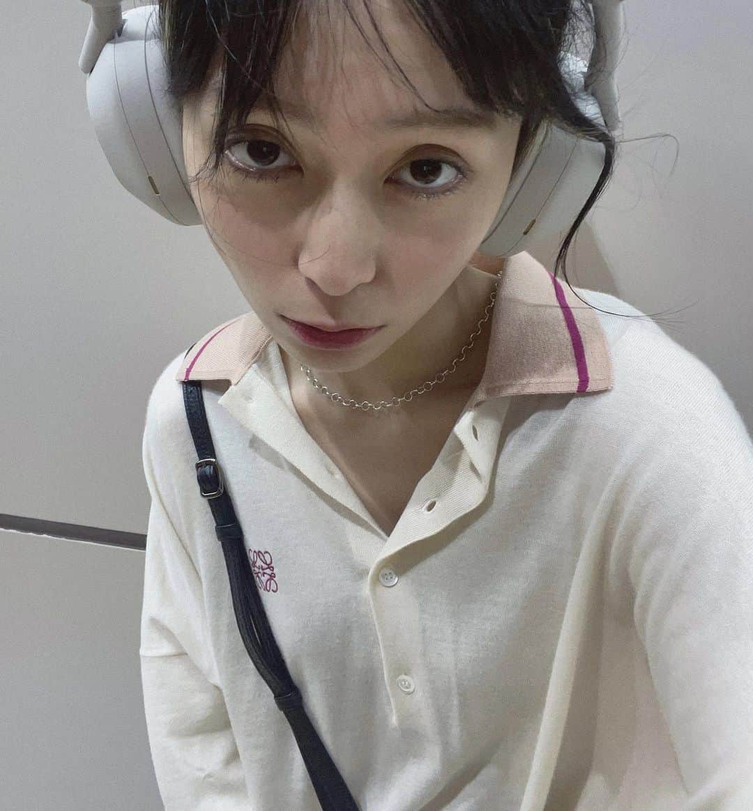 ナナヲアカリのインスタグラム：「. 🎧🚃🌫️」