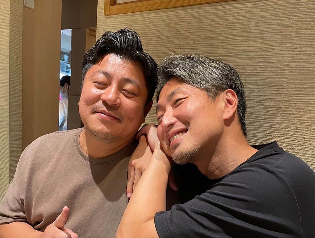 大野篤史さんのインスタグラム写真 - (大野篤史Instagram)「HAKATA ちかっぱ楽しかったー😊  #同期旅 #2日酔い⛳️ #バリ美味すぎてどげんかなりそーな餃子とニンニク炒飯😋」6月17日 17時31分 - atsushi.0812