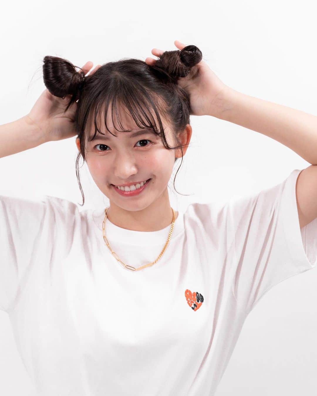 のインスタグラム：「予約販売開始してます☺︎ ご予約は6月29日までです💭  女性男性関わらず楽しんでいただけるアイテムにデザインしました✌︎  気になるアイテムは画像をタップしていただくと詳細見られます🍀  写真1〜3枚目 ♡ ハート刺繍Tシャツ （ WHITE /BLACK ) （ M・L ） ¥5500（税込）  写真4〜7枚目 ♡ 彩夏空 /音空転写プリントTシャツ （ BLACK \ WHITE ) （ M \ L ） ¥6900（税込）  写真8〜10枚目 ハート刺繍バック （ BLACKのみ ） （ F )  ¥5900（税）」