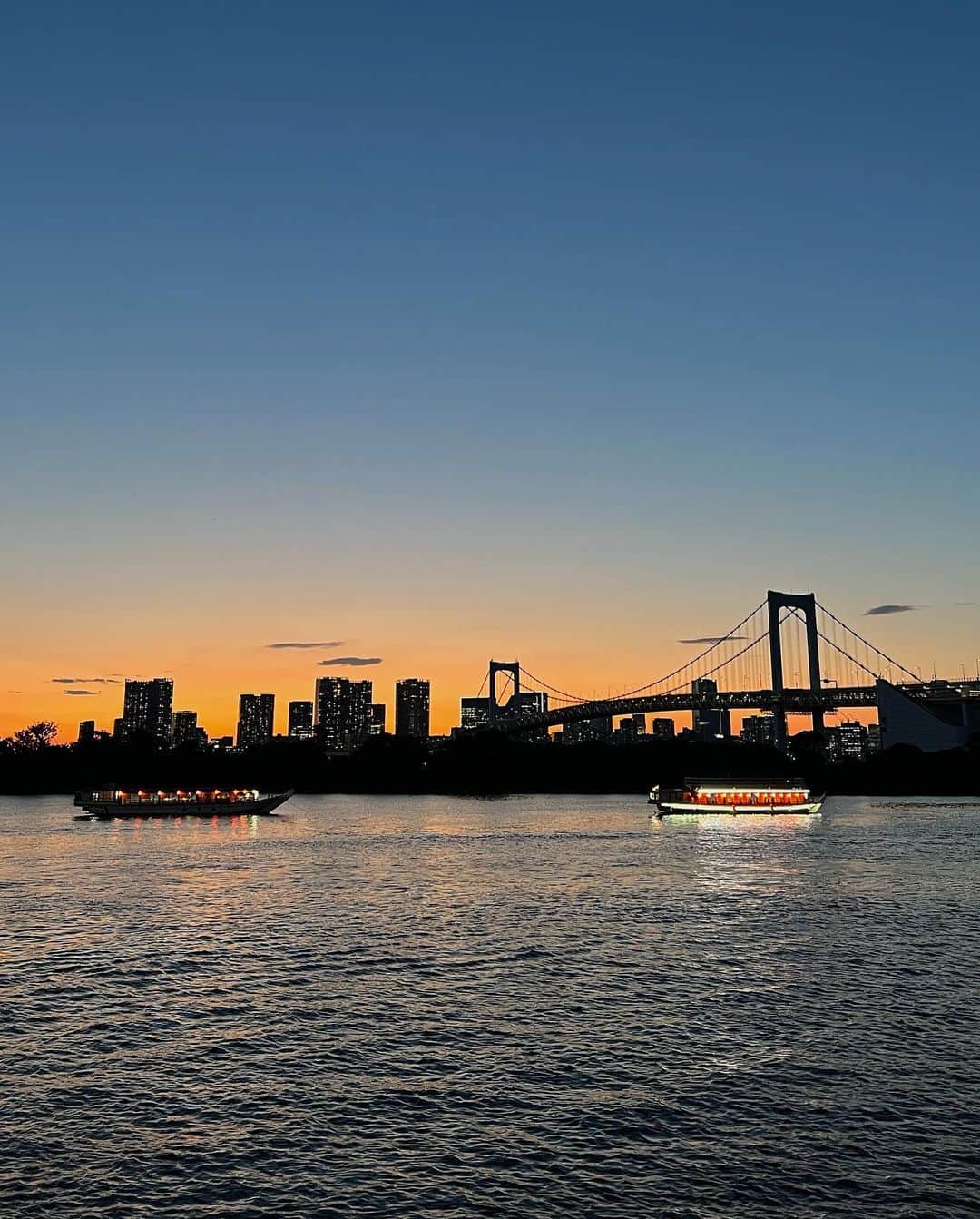 須田朱音さんのインスタグラム写真 - (須田朱音Instagram)「🌉  今年も屋形船 竹内さんにお世話になりました。 @yakatabunetakeuchi   MALIA.ちゃん @malia_xxx が帰ってくると、 お天気の神様も連れて来てくれるから 見事に、梅雨の晴れ間ですよ🌞  今年もマジックアワーがとっても綺麗でした🪄  #ANELATOKYO  #ANELA_7th #ANELAYUKATA」6月17日 17時42分 - akane_godo