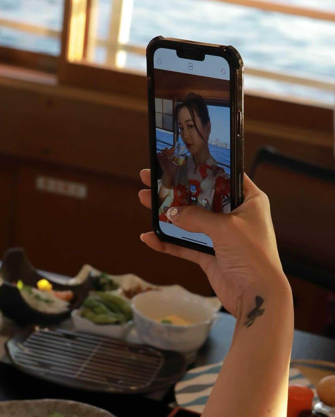 須田朱音さんのインスタグラム写真 - (須田朱音Instagram)「🌉  今年も屋形船 竹内さんにお世話になりました。 @yakatabunetakeuchi   MALIA.ちゃん @malia_xxx が帰ってくると、 お天気の神様も連れて来てくれるから 見事に、梅雨の晴れ間ですよ🌞  今年もマジックアワーがとっても綺麗でした🪄  #ANELATOKYO  #ANELA_7th #ANELAYUKATA」6月17日 17時42分 - akane_godo